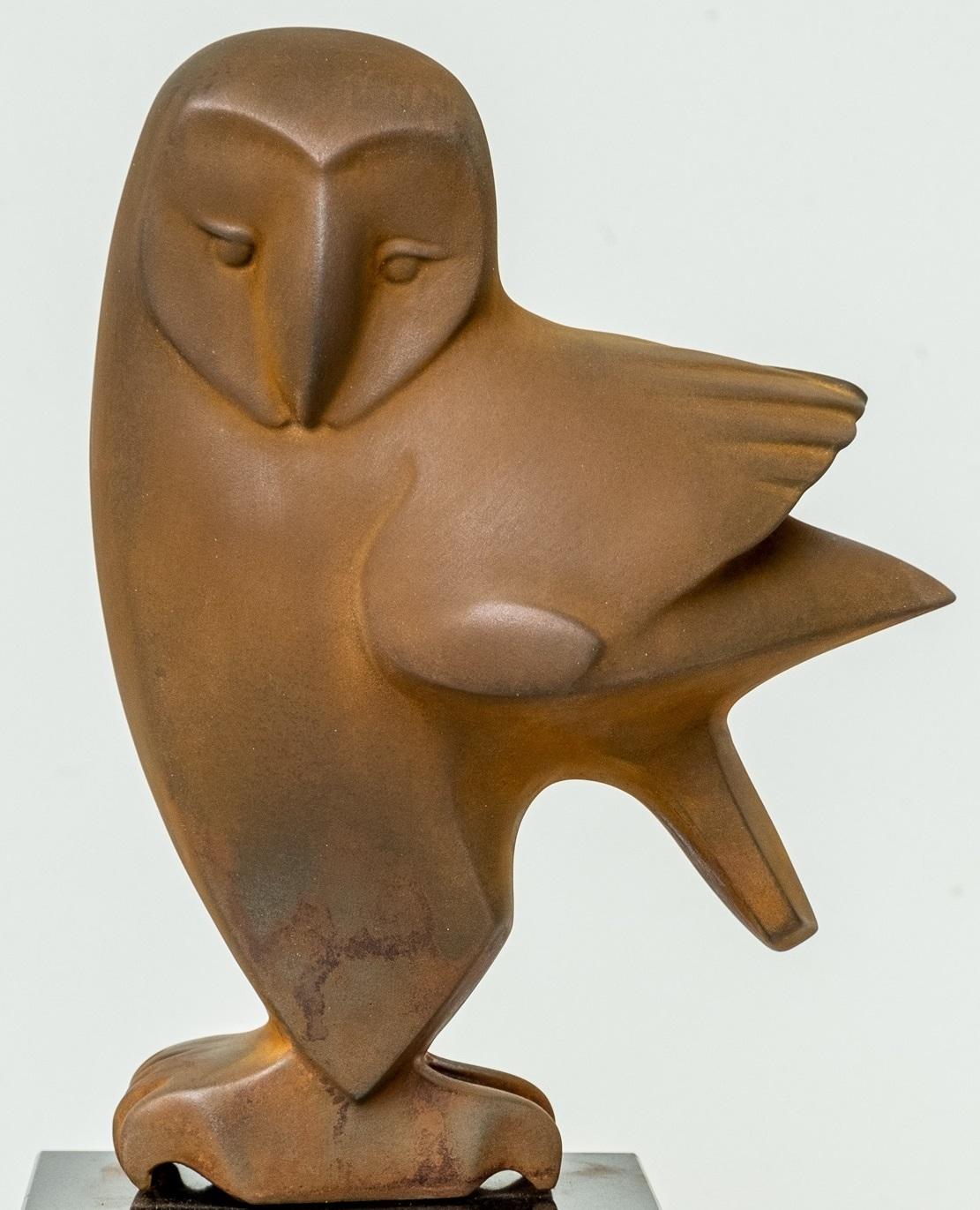 Zittende Uil no. 7 Búho sentado Revestimiento de resina de acero corten sobre piedra En Stock - Figurative Sculpture Gris de Evert den Hartog