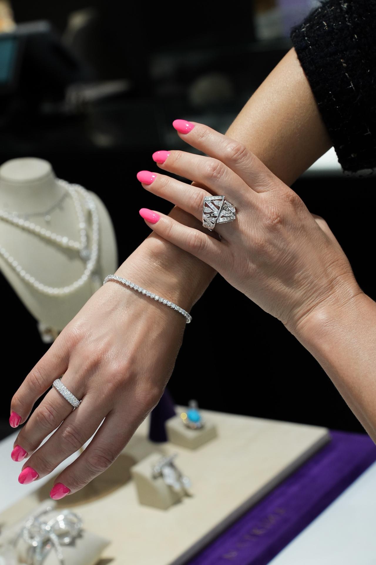 Taglio cuscino antico Anello esclusivo Every Day Band Diamond in oro bianco 18 carati in vendita