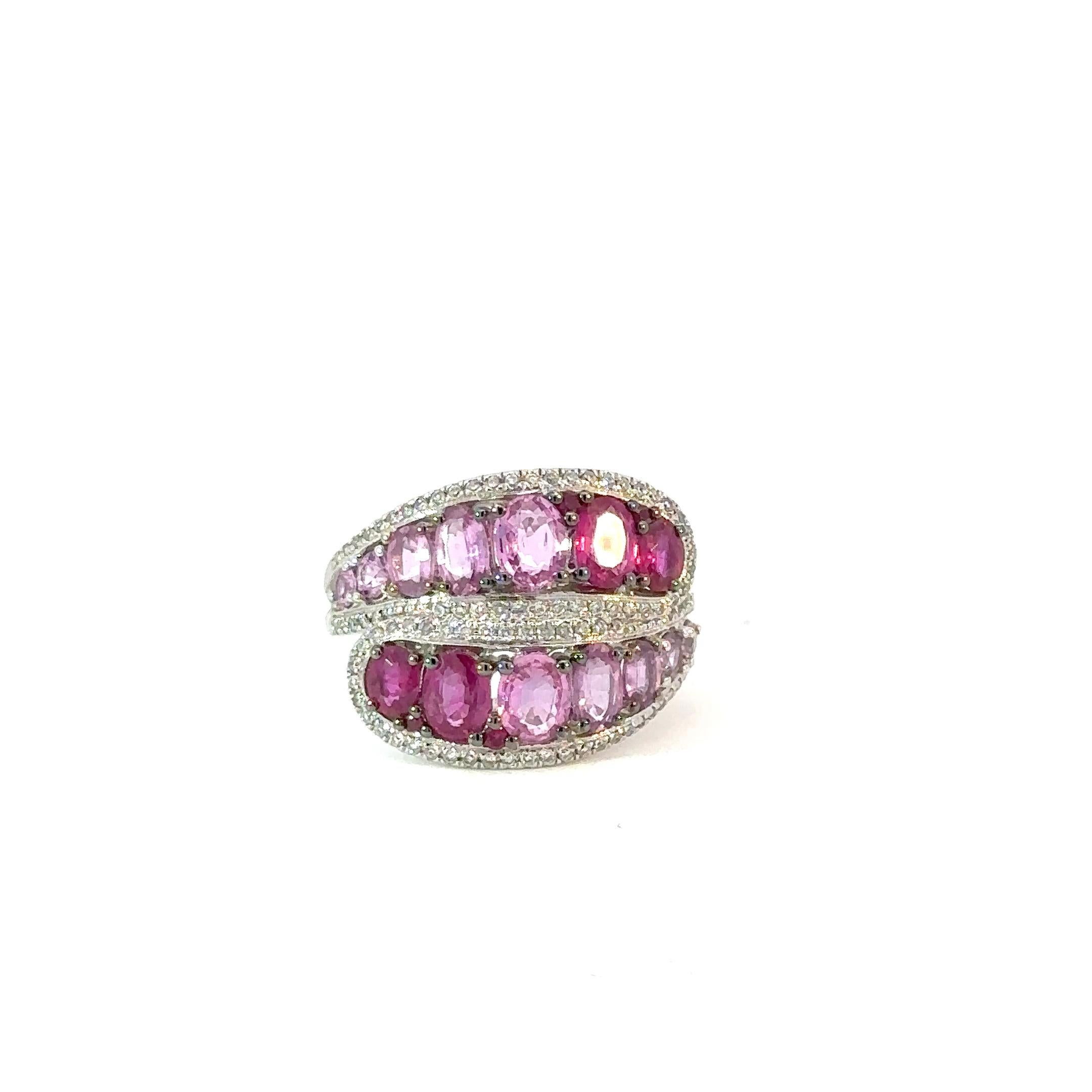 Pendientes (Anillo a juego disponible)

Oro blanco 14K

Peso 10,20 gramos

Diamante 152-Bril.Cut-0,45 ct H/SI2

Zafiro rosa 8-1,68 ct

Zafiro rosa 28-0,49 ct

Rubí 2-0,42 ct

Rubí 22-0,77 ct

NATKINA es una marca de joyería ginebrina con un legado