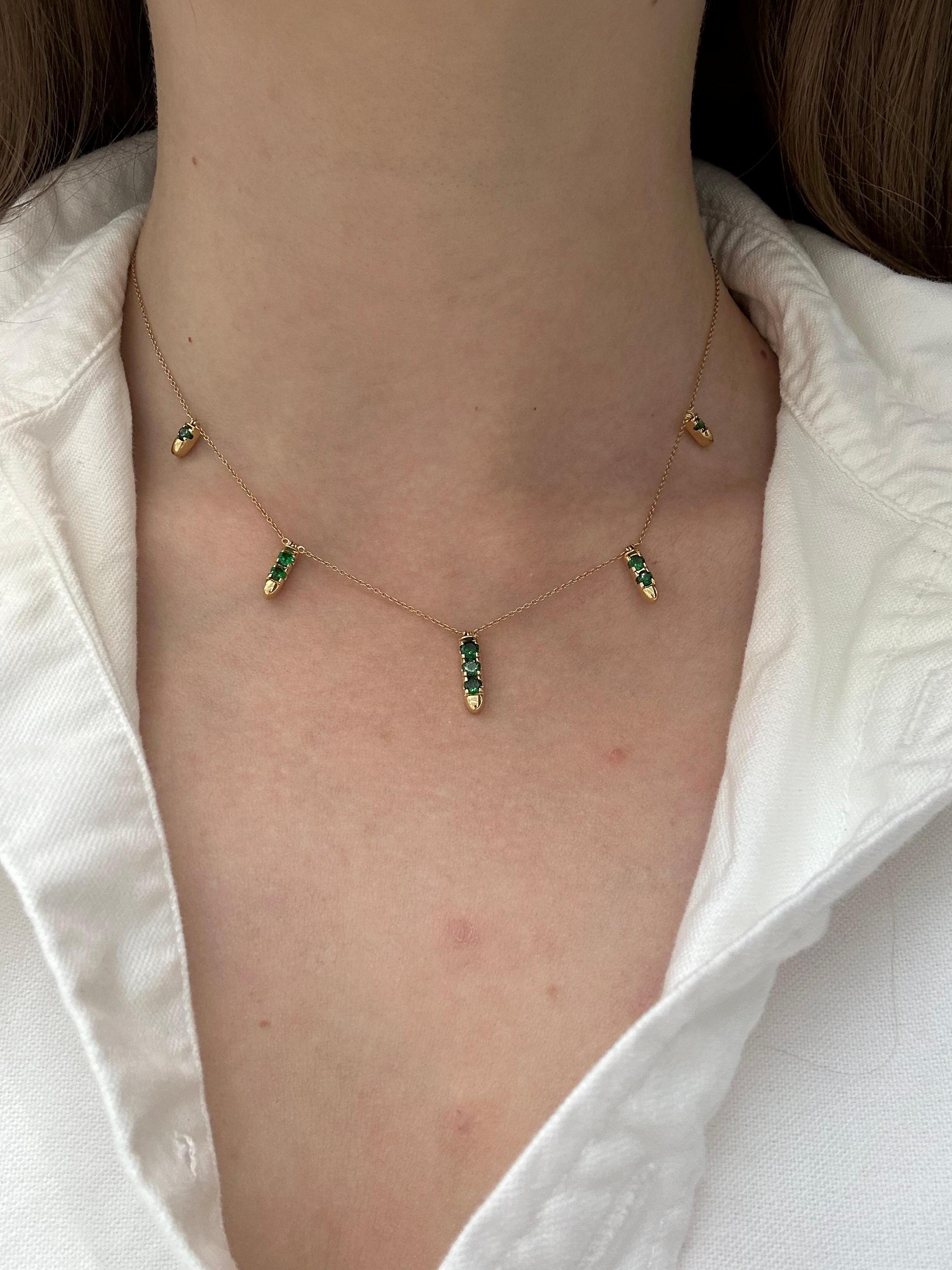Collier

Or jaune 18K

Poids 6,15 GMS,

Tsavorite-9/0,85 ct



Ce collier à chaîne en or jaune 18 carats est un accessoire raffiné et élégant. Il est orné de tsavorites éblouissants

totalisant 0,85 carats, ajoutant une touche de vert vibrant à la