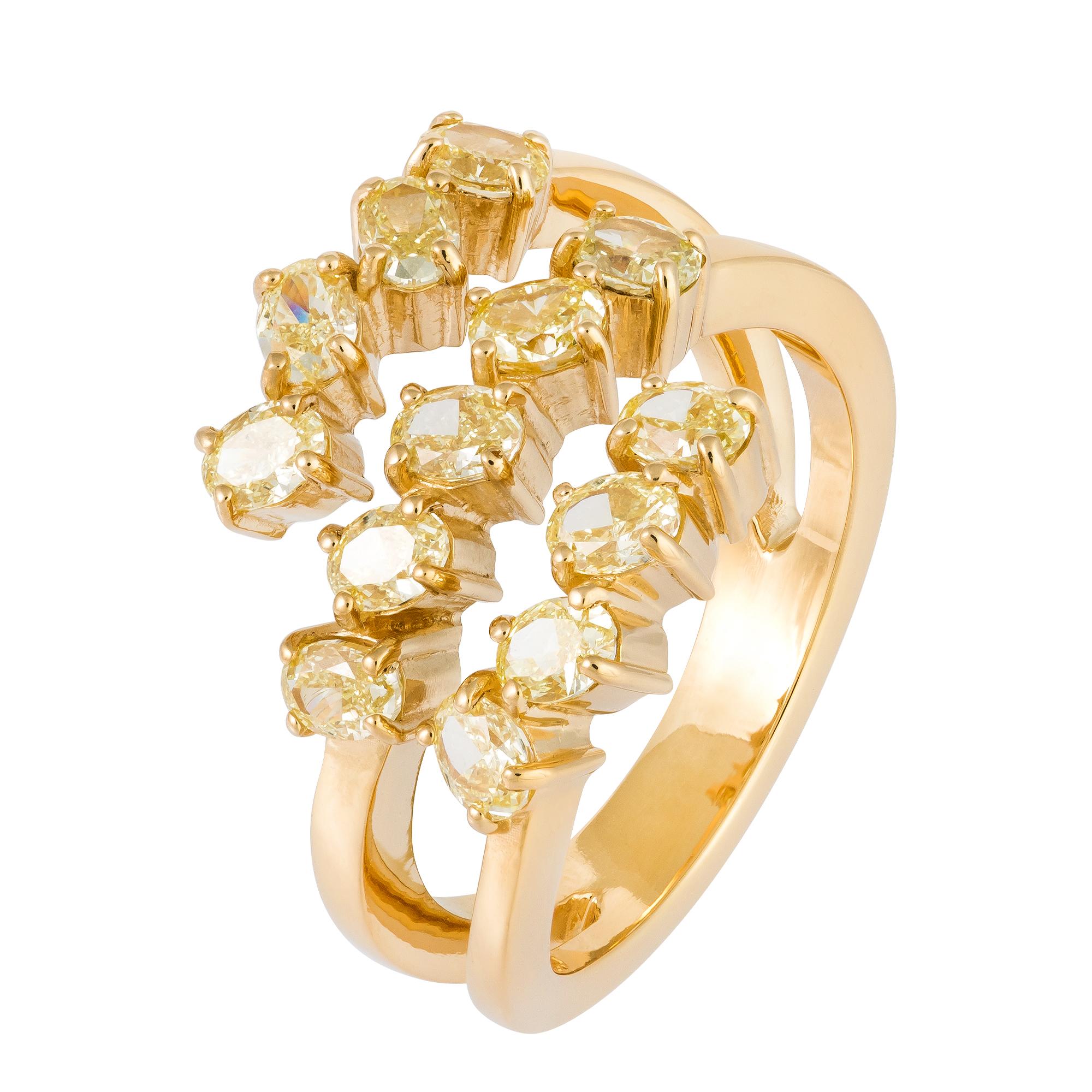 For Sale:  Every Day Yellow 18K Gold White Diamond Ring for Her 2