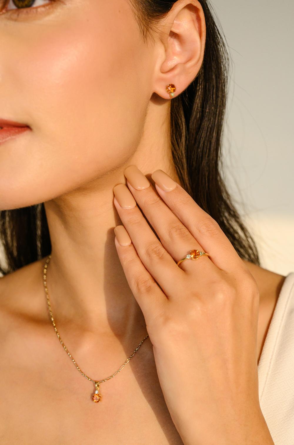 Boucles d'oreilles et pendentifs en or jaune et citrine, sertis de citrine et de diamants ronds. Ce superbe bijou rehausse instantanément un look décontracté ou une tenue habillée. 
La citrine possède une forte énergie vibratoire qui favorise la