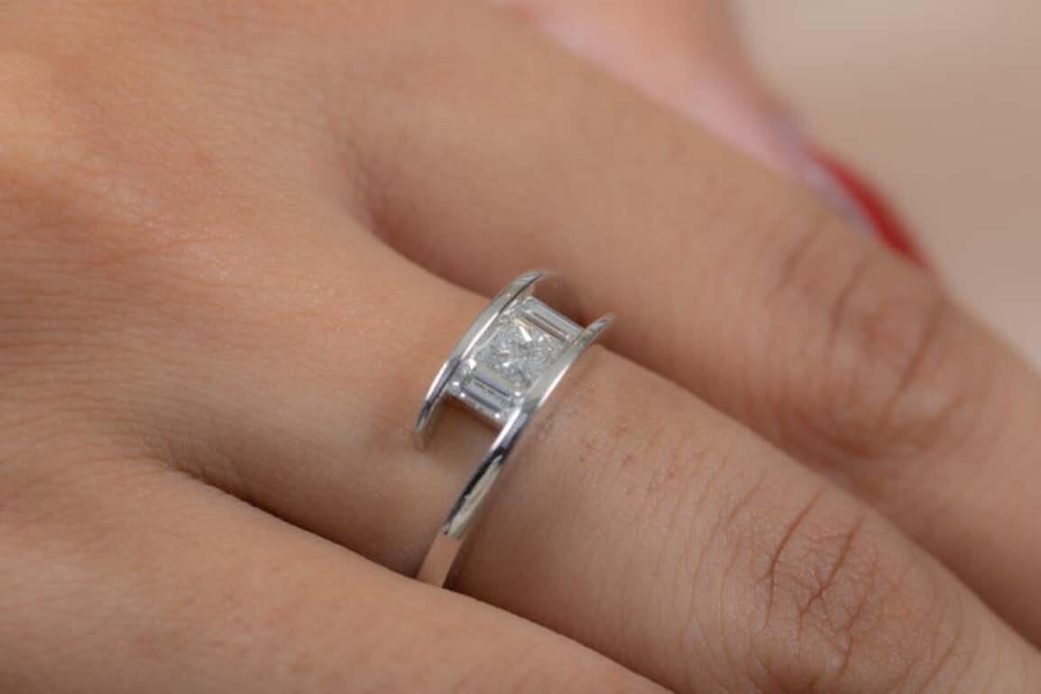 En vente :  Gift for Girlfriend en or blanc massif 18 carats avec diamants naturels de couleur « Everyday Dainty » 8