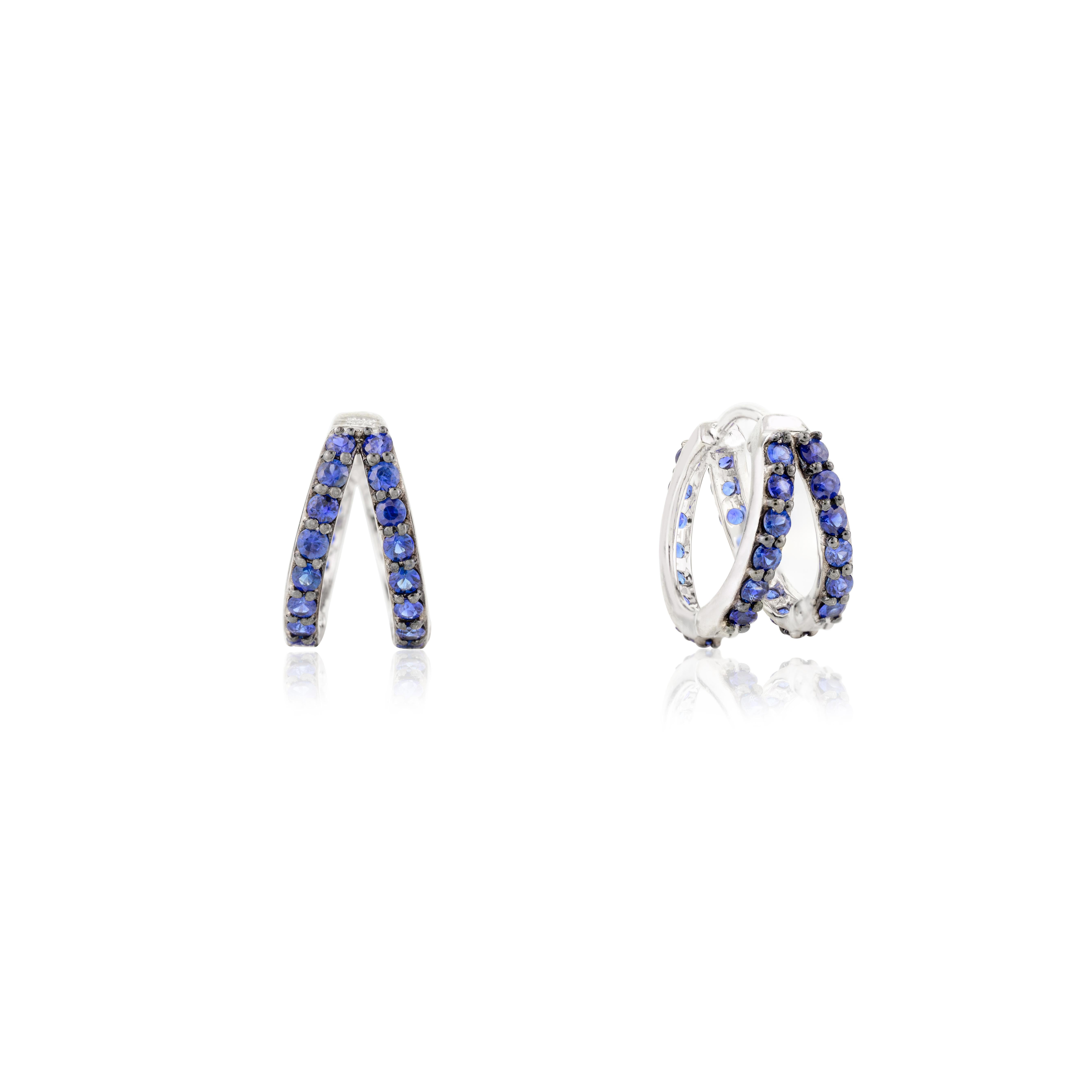 Orecchini a cerchio da donna in oro bianco 14k con zaffiro blu intenso per tutti i giorni in vendita 1