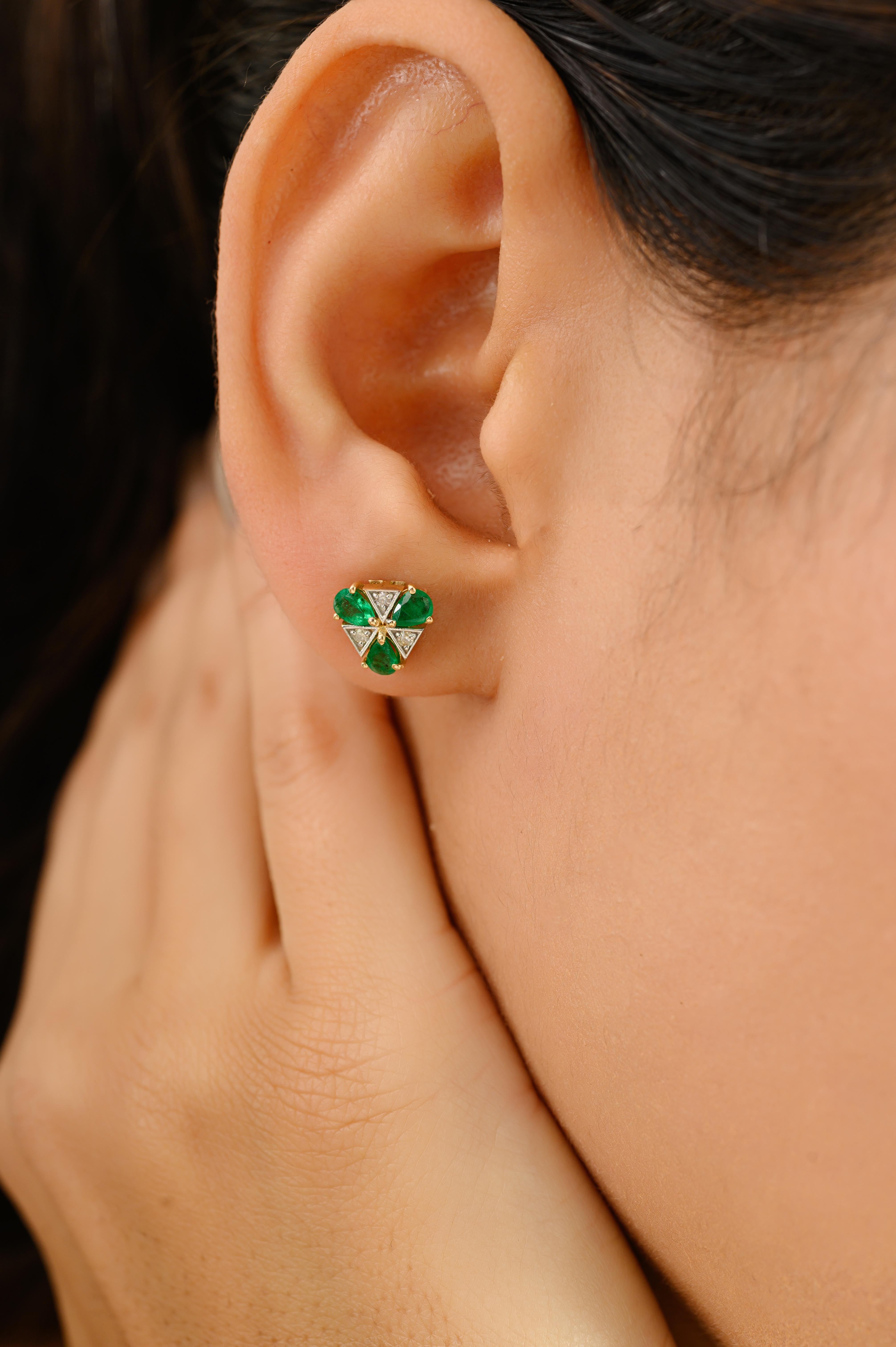 Aggiungi un tocco audace e allo stesso tempo elegante alla tua collezione con questi splendidi orecchini, meticolosamente realizzati in oro giallo 14k. Con un peso totale di 0,75 carati, gli smeraldi taglio pera formano un motivo floreale simile a