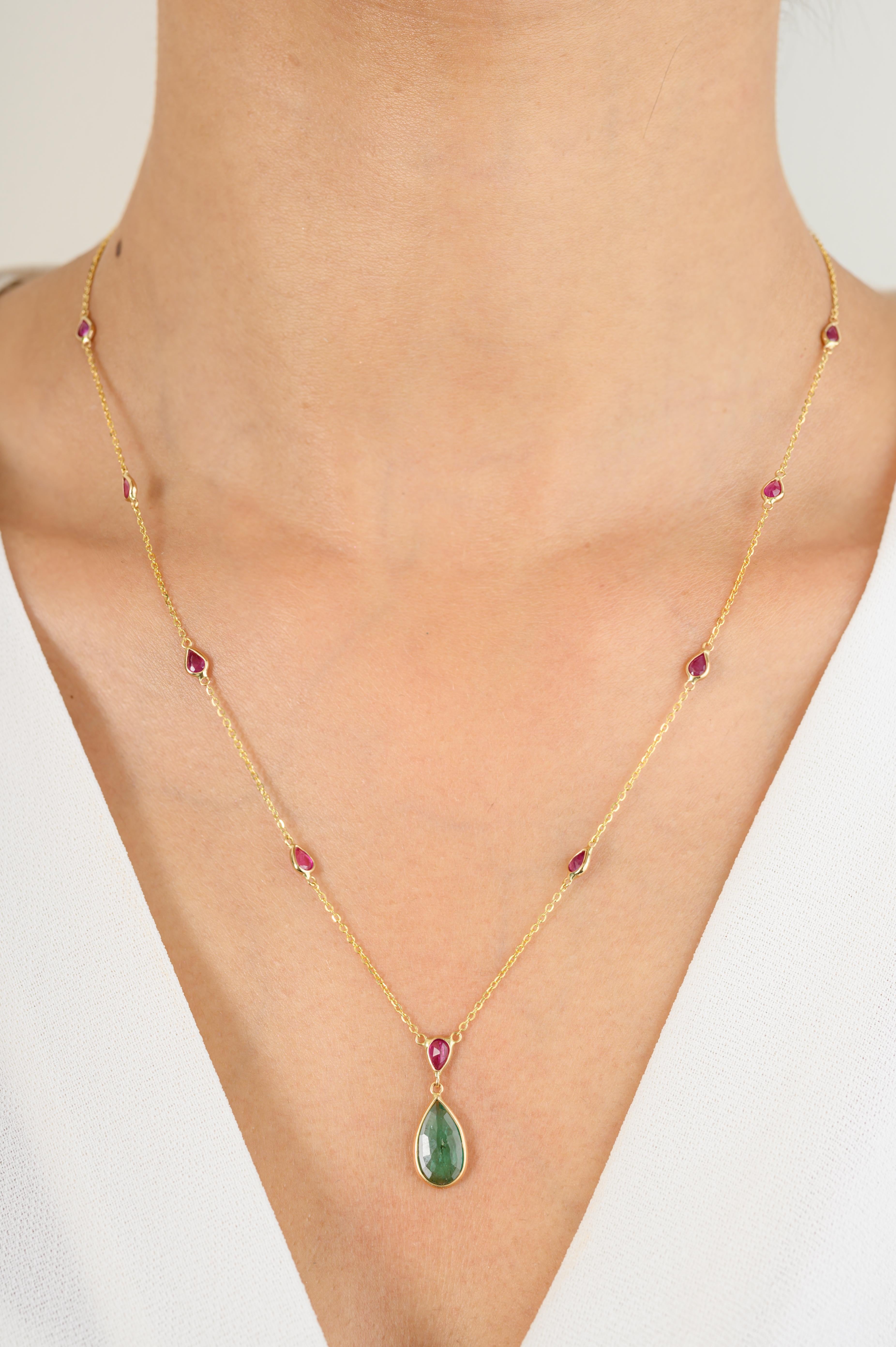 Collar de cadena minimalista con esmeralda y rubí de uso diario Regalo para mamá en oro de 18 quilates tachonado con esmeralda y rubí talla pera. Esta impresionante pieza de joyería eleva al instante un look informal o un conjunto de vestir. 
La