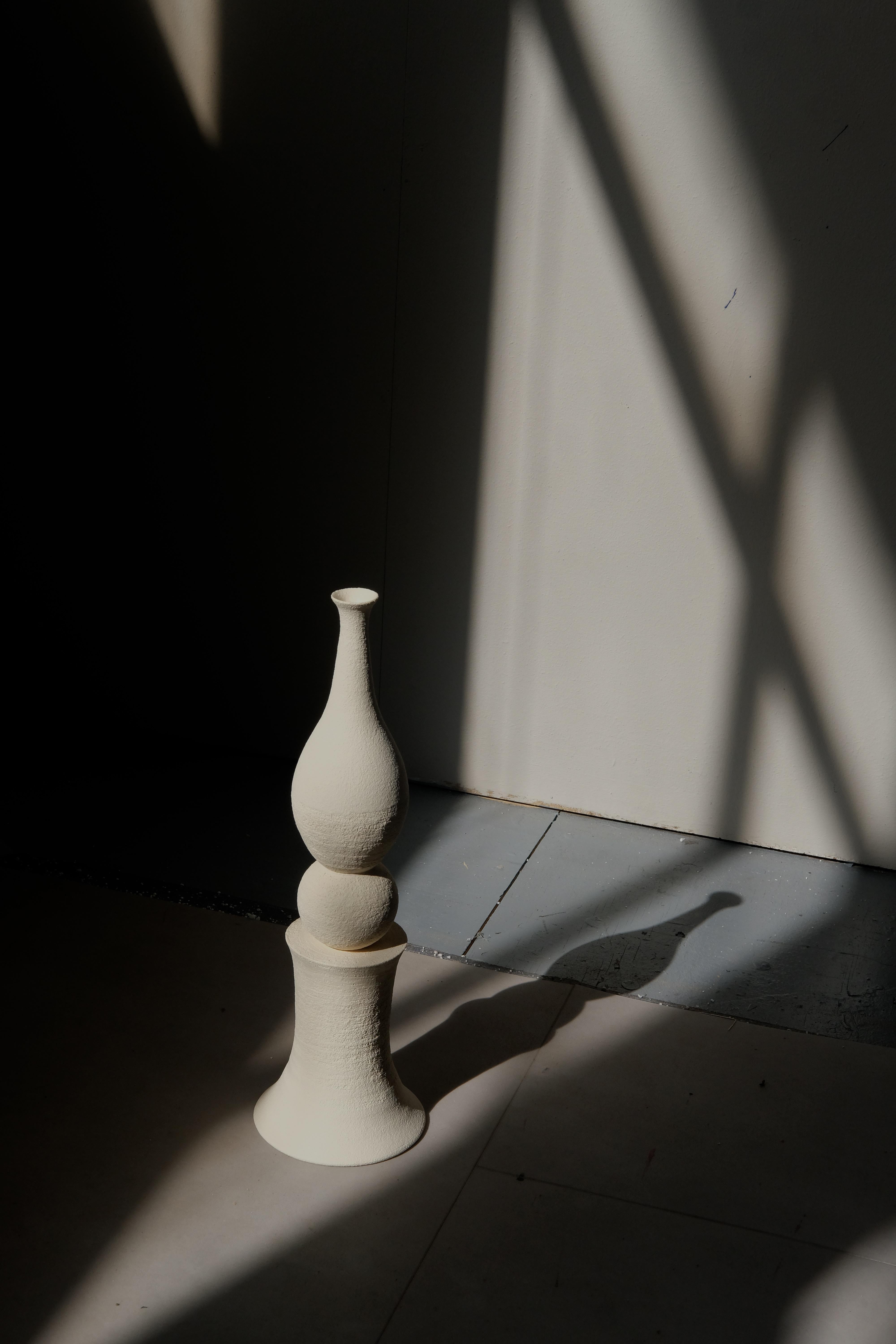 Everyday II Ed. 2 Scultura decorativa in ceramica di Giulia Cosenza
Un pezzo unico.
Dimensioni: D. 9,5 x L. 9,5 x H. 45 cm.
Materiali: Gres di colore bianco crema, con una consistenza sabbiosa e ruvida. Smaltato
All'interno con uno smalto lucido