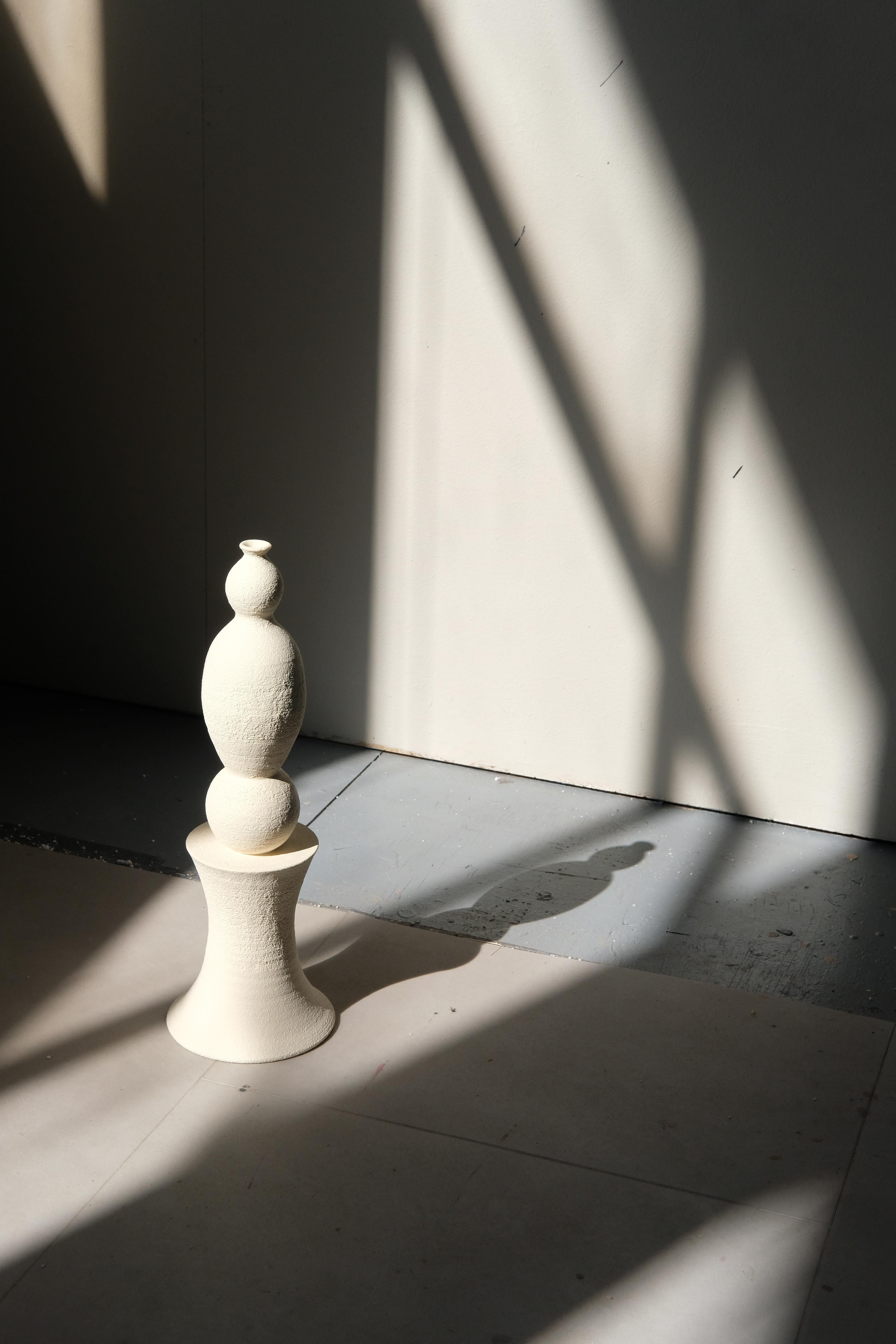 Sculpture décorative Everyday III Ed. 2 en grès de Giulia Cosenza
Pièce unique.
Dimensions : D 13 x L 13 x H 41 cm.
MATERIAL : Grès argileux blanc crème, de texture sableuse et rugueuse. Vernissé
L'intérieur est recouvert d'une glaçure transparente