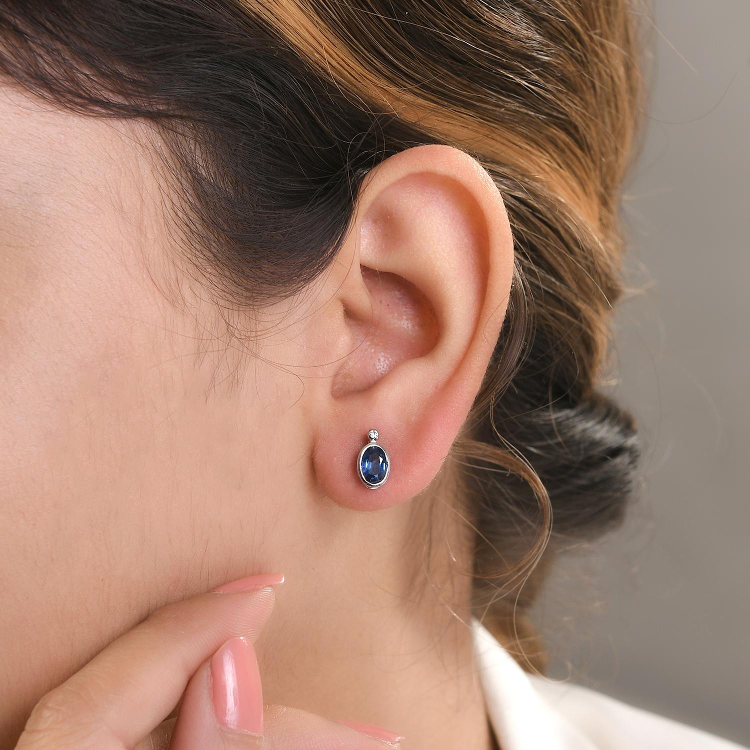 Alltäglicher blauer Saphir Diamant Ohrstecker für Sie in 14k Weißgold (Ovalschliff) im Angebot