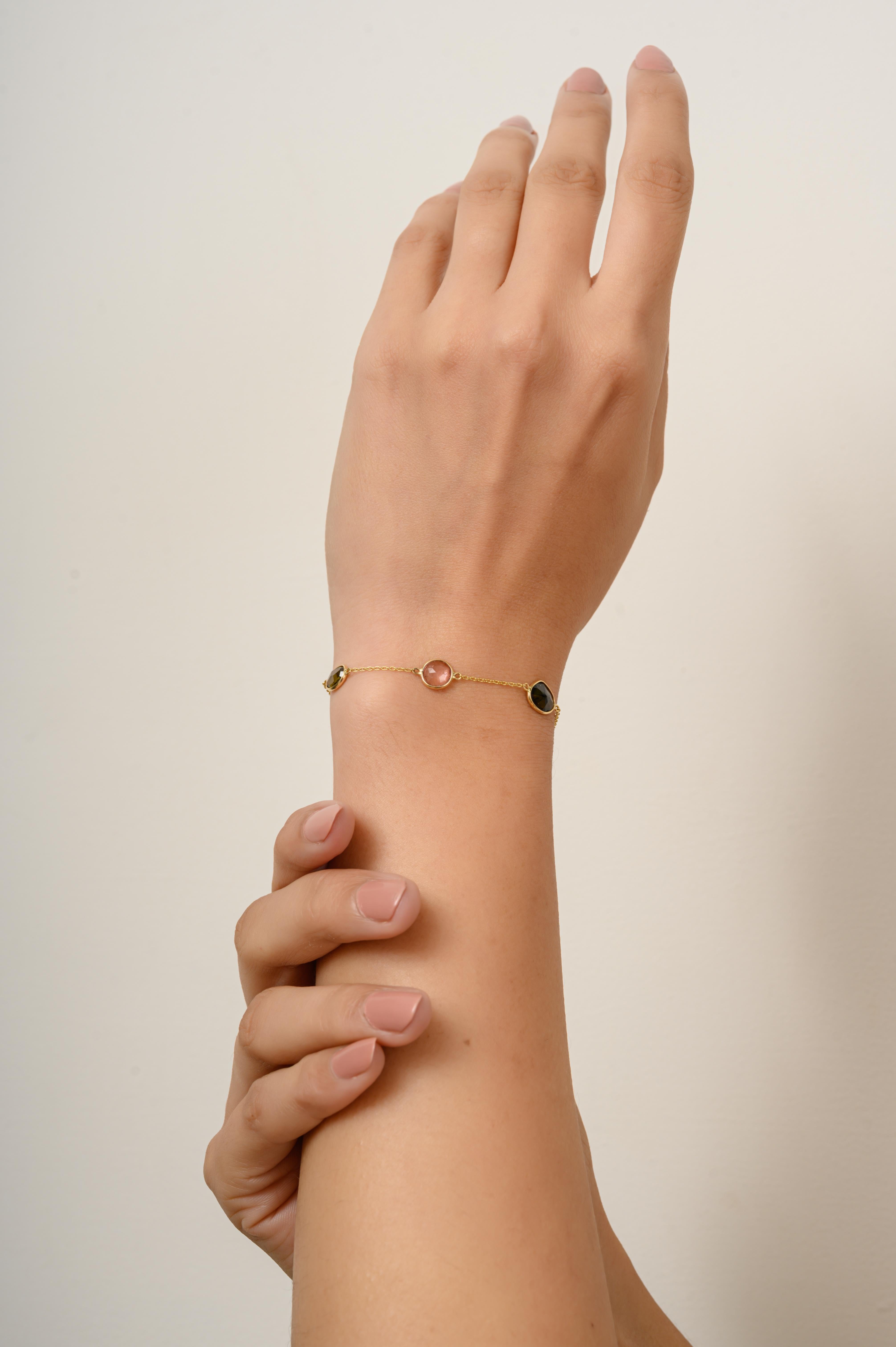 Questo bracciale a catena Everyday Stackable Tourmaline in oro 18 carati mette in mostra 3,87 carati di tormaline naturali multi scintillanti. Misura 7.5 pollici di lunghezza. 
La tormalina crea uno scudo e impedisce alle energie negative di
