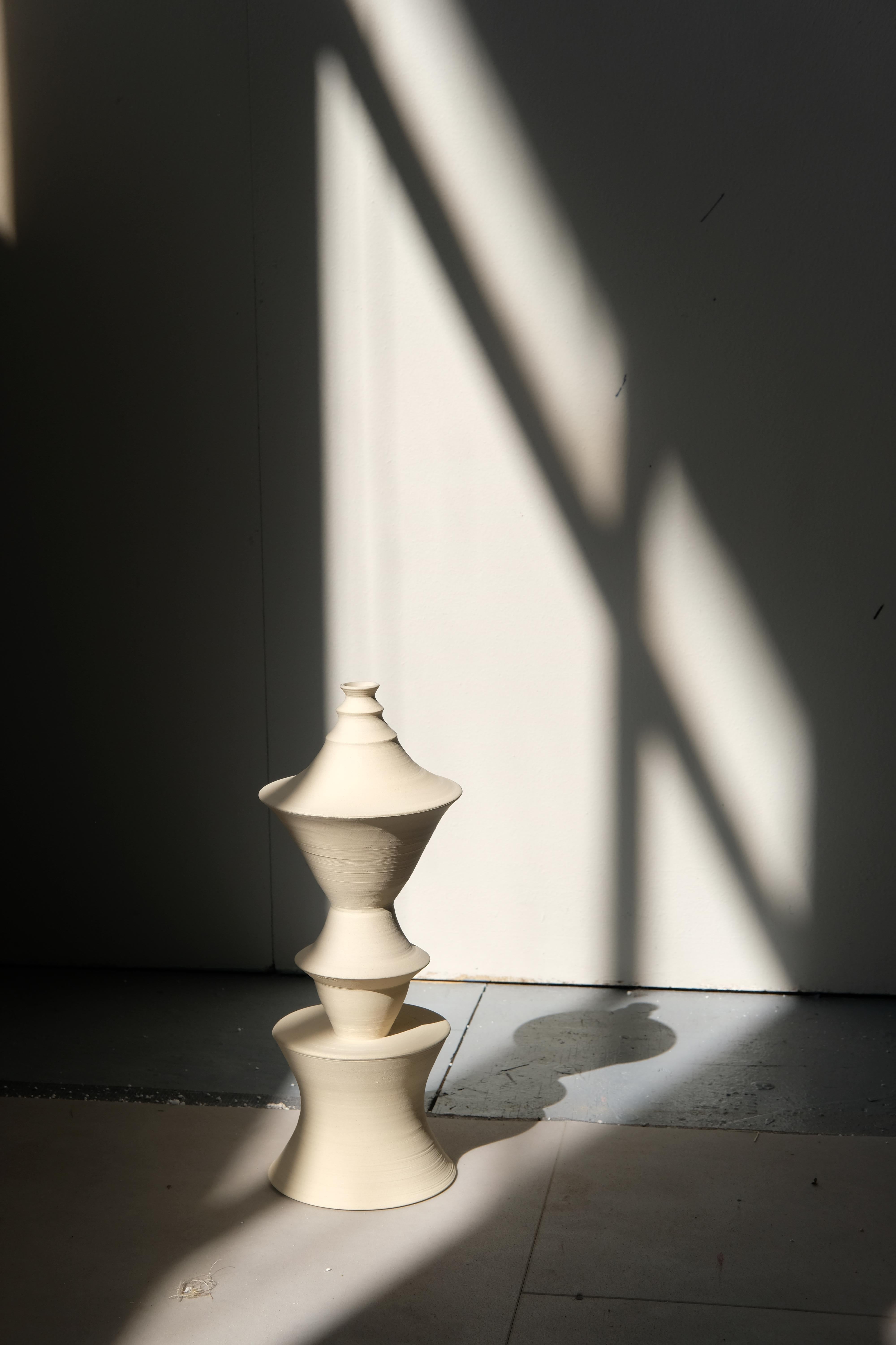 Everyday XI Ed. 1 Sculpture décorative en grès de Giulia Cosenza
Pièce unique.
Dimensions : D 13 x L 13 x H 35 cm.
MATERIAL : Grès blanc crème à texture lisse. L'intérieur est recouvert d'une glaçure transparente et brillante.

Chaque sculpture est