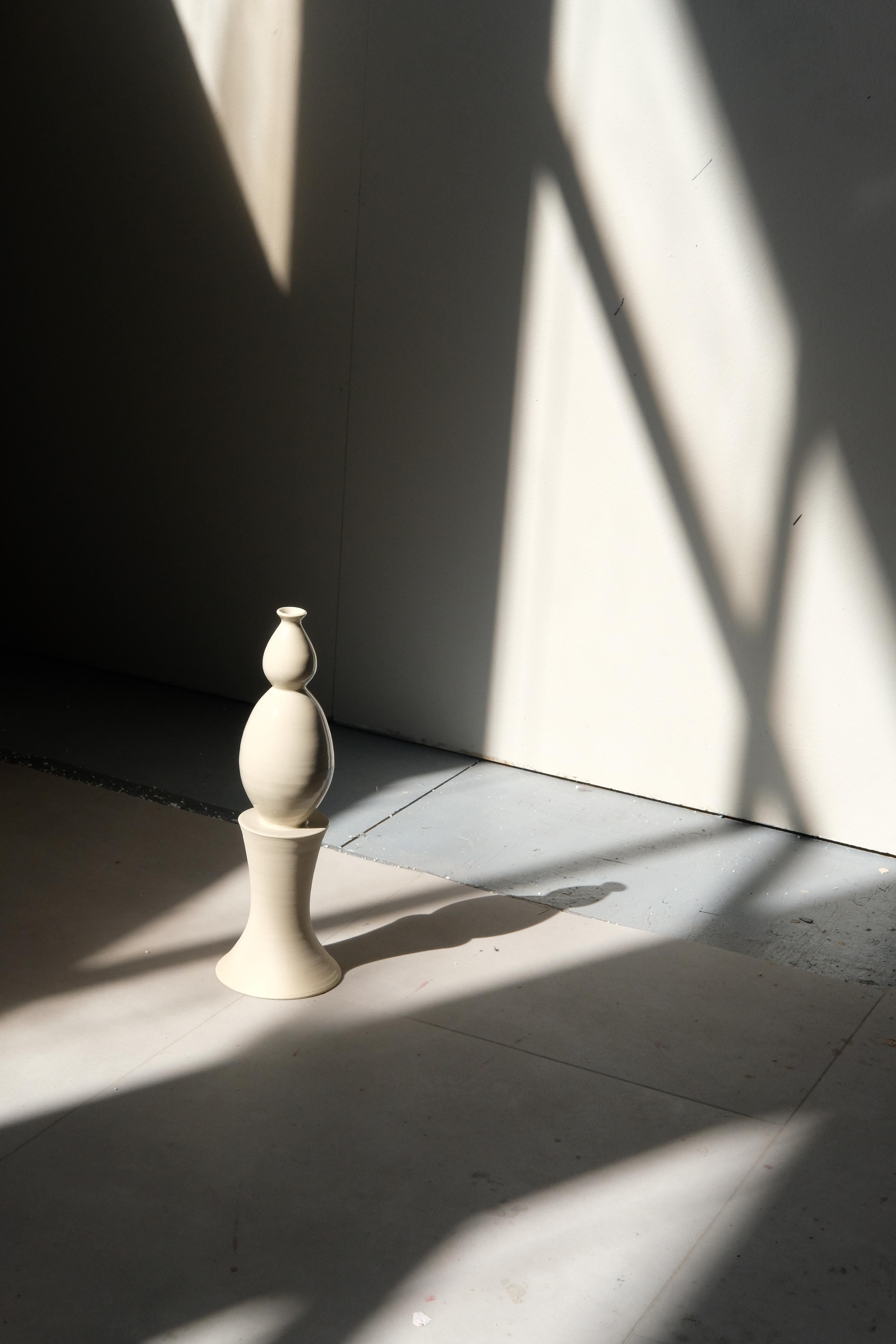 Tous les jours XII Ed. 1 Sculpture décorative en grès de Giulia Cosenza
Pièce unique.
Dimensions : D 11 x L 11 x H 34 cm.
MATERIAL : Grès argileux blanc crème, de texture lisse. Vernissé
L'intérieur est recouvert d'une glaçure transparente et
