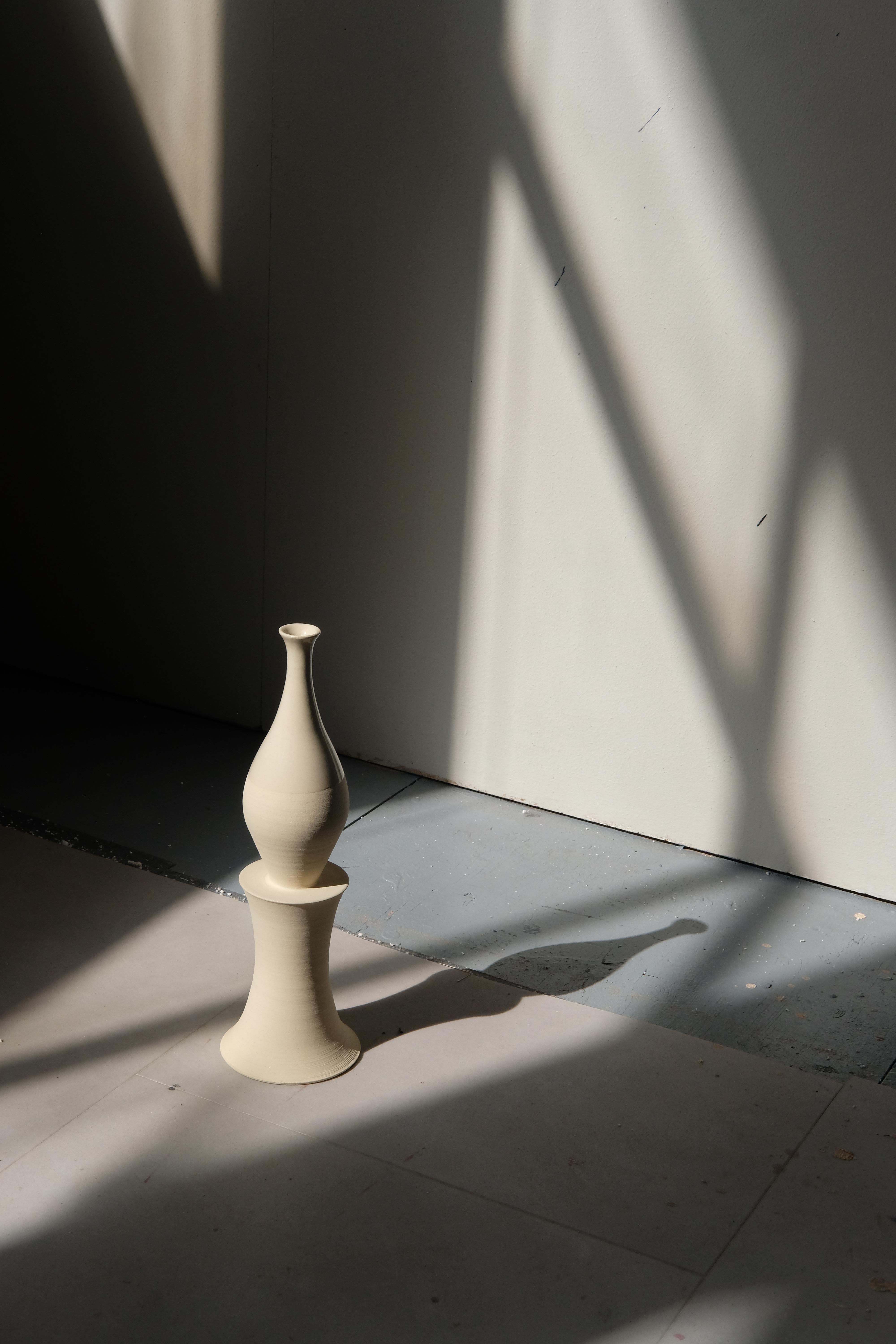 Tous les jours XIII Ed. 2 Sculpture décorative en grès de Giulia Cosenza
Pièce unique.
Dimensions : D 11 x L 11 x H 36 cm.
MATERIAL : Grès argileux blanc crème, de texture lisse. Vernissé
L'intérieur est recouvert d'une glaçure transparente et