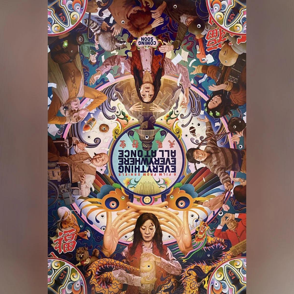 Tout partout à la fois (2022)
Original Advance (27 X 40 pouces)

Une immigrante chinoise vieillissante est emportée dans une aventure folle, où elle seule peut sauver le monde en explorant d'autres univers se connectant aux vies qu'elle aurait pu