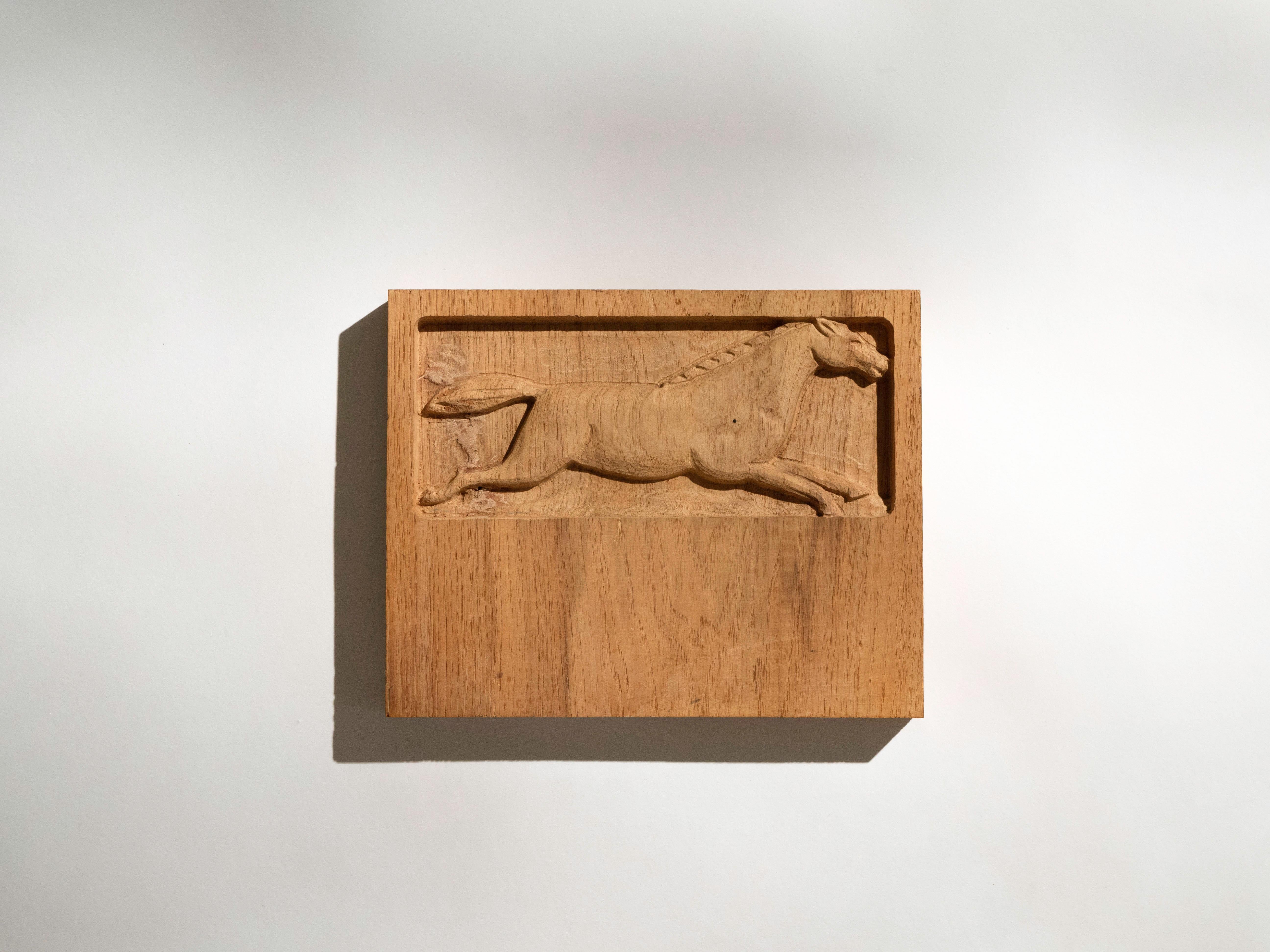 Questo pezzo è stato acquistato direttamente dallo studio di Evelyn & Jerome Ackerman a Culver City, in California. Il pannello intagliato al sole da Evelyn mostra un alto livello di maestria. È stata creata per la loro azienda, Era Industries Inc.