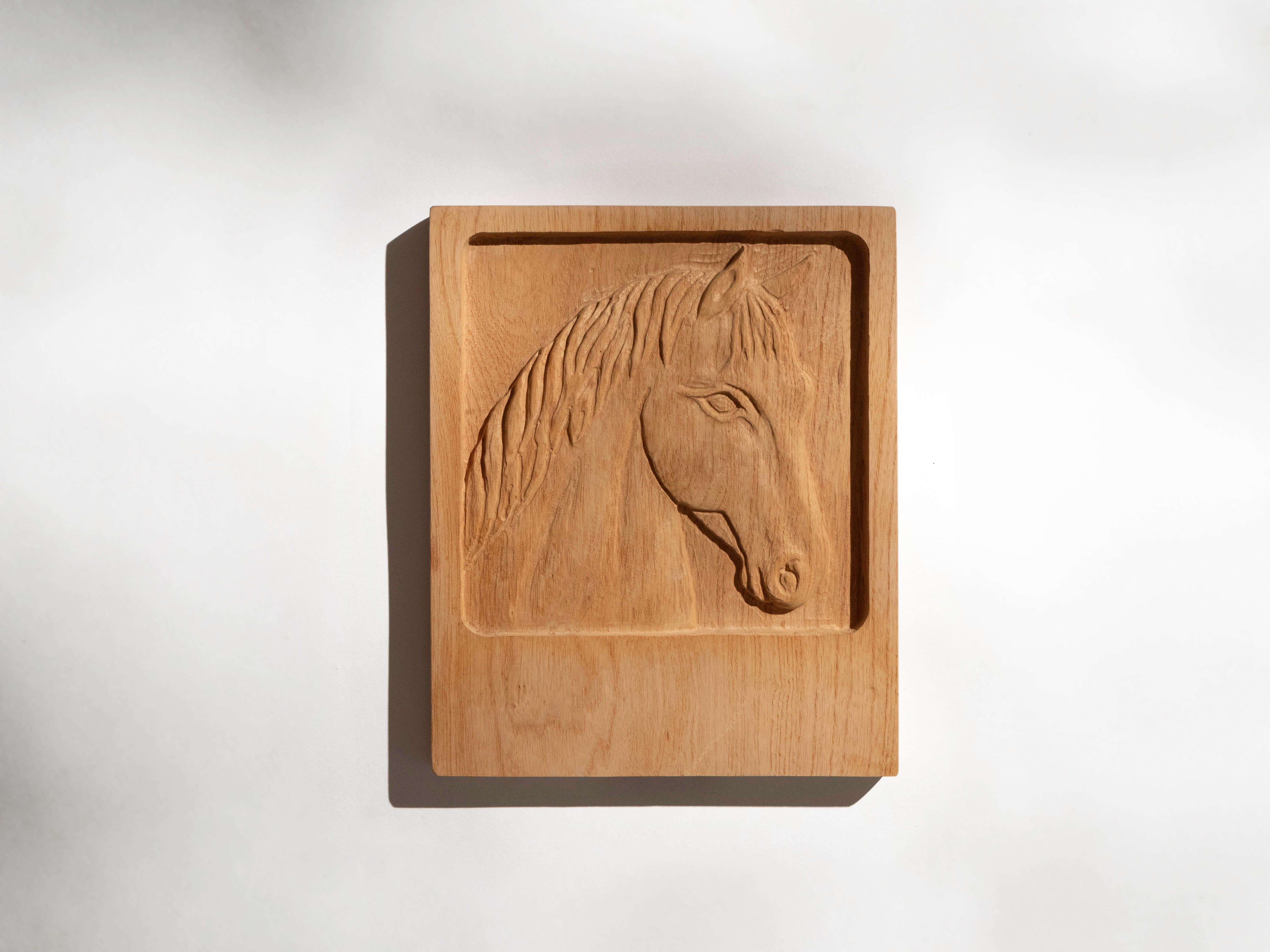 Questo pezzo è stato acquistato direttamente dallo studio di Evelyn & Jerome Ackerman a Culver City, in California. Il pannello scolpito a cavallo di Evelyn mostra un alto livello di artigianalità ed è stato ricavato da un solido pezzo di Oak. È