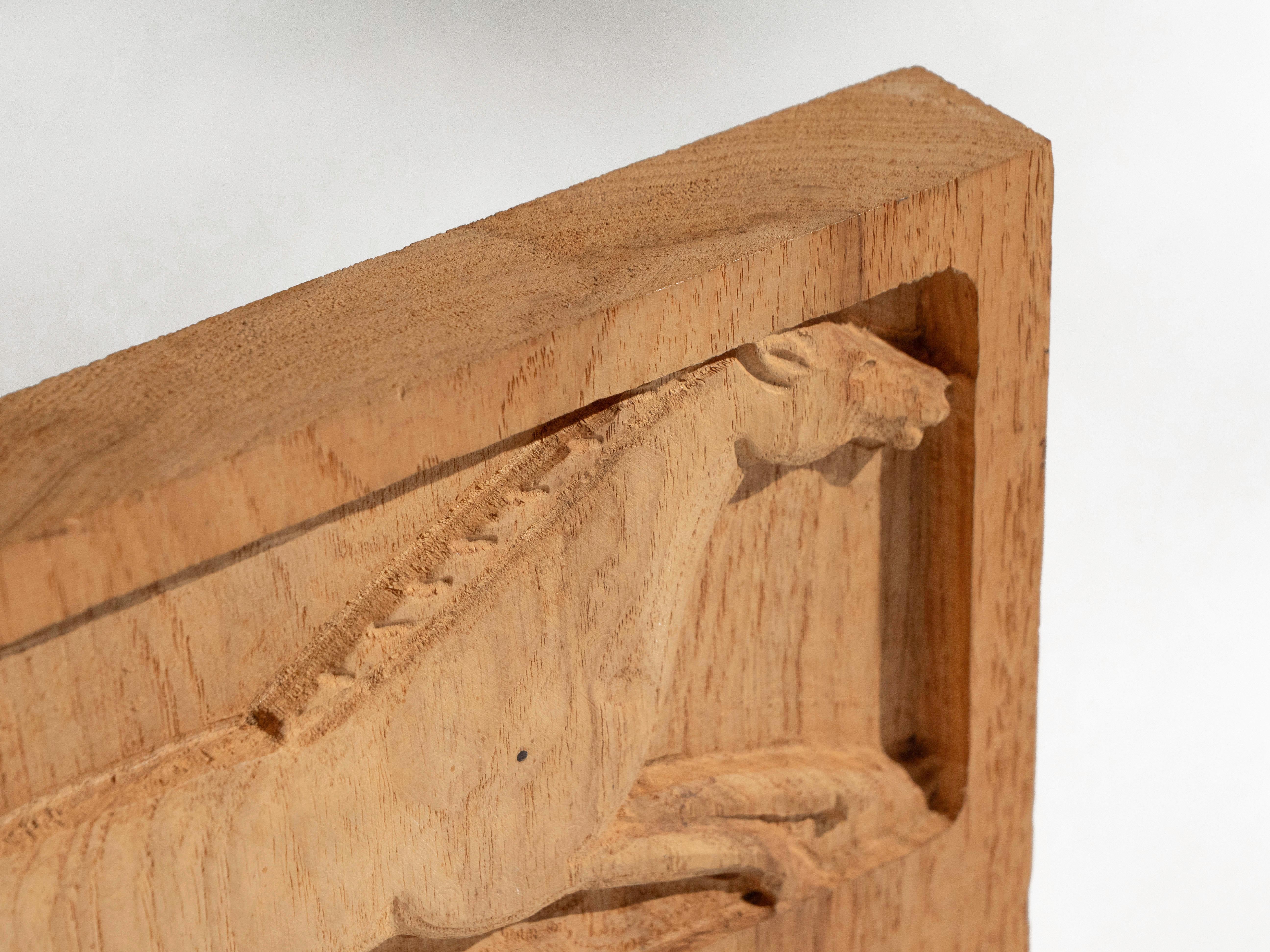 Mid-Century moderno Pannello in legno di Eveyln & Jerome Ackerman con scultura di cavallo in Oak per Era Industries, 197 in vendita