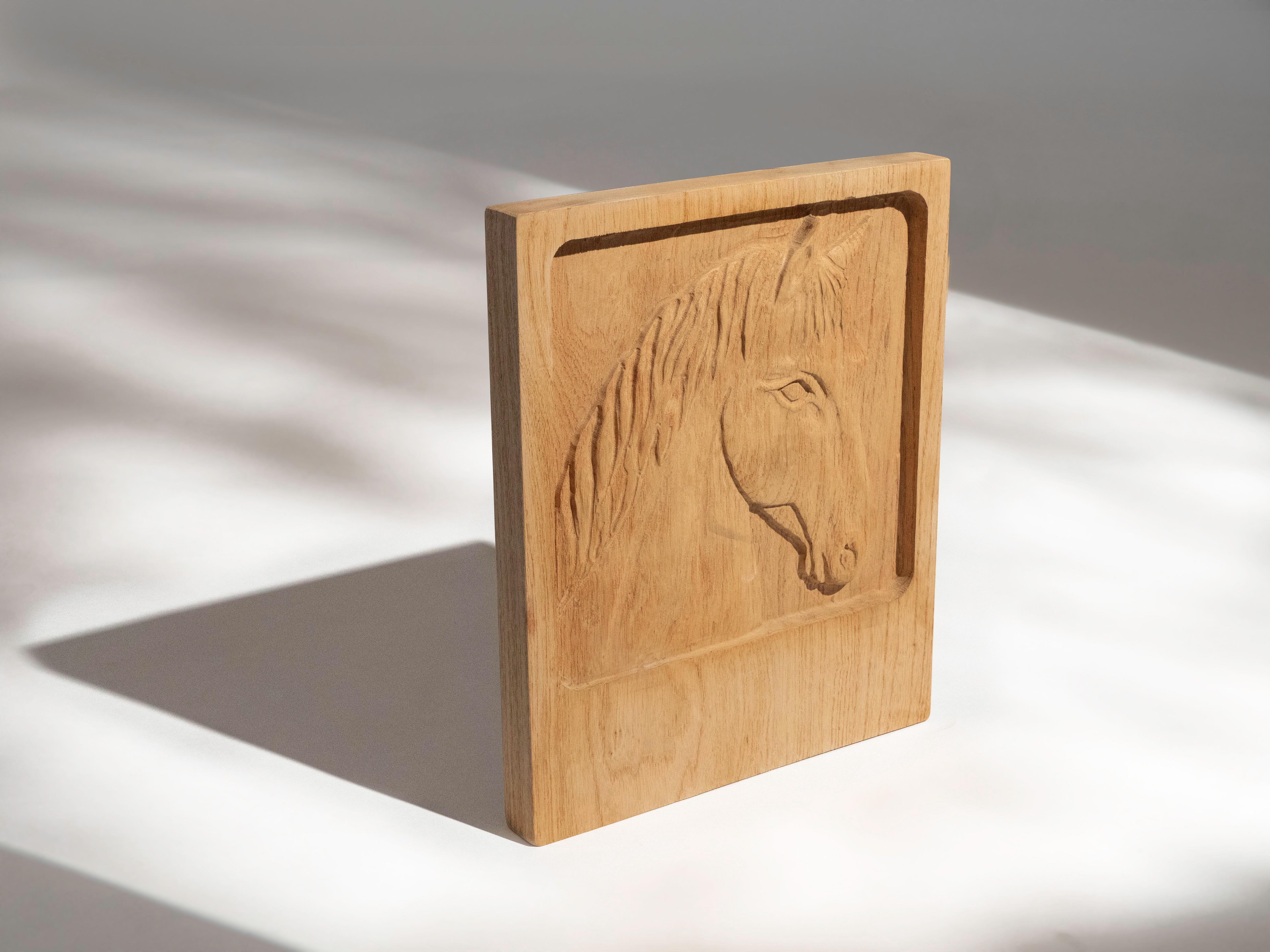 Mid-Century moderno Pannello in legno di Eveyln & Jerome Ackerman con scultura di cavallo in Oak per Era Industries, 197 in vendita