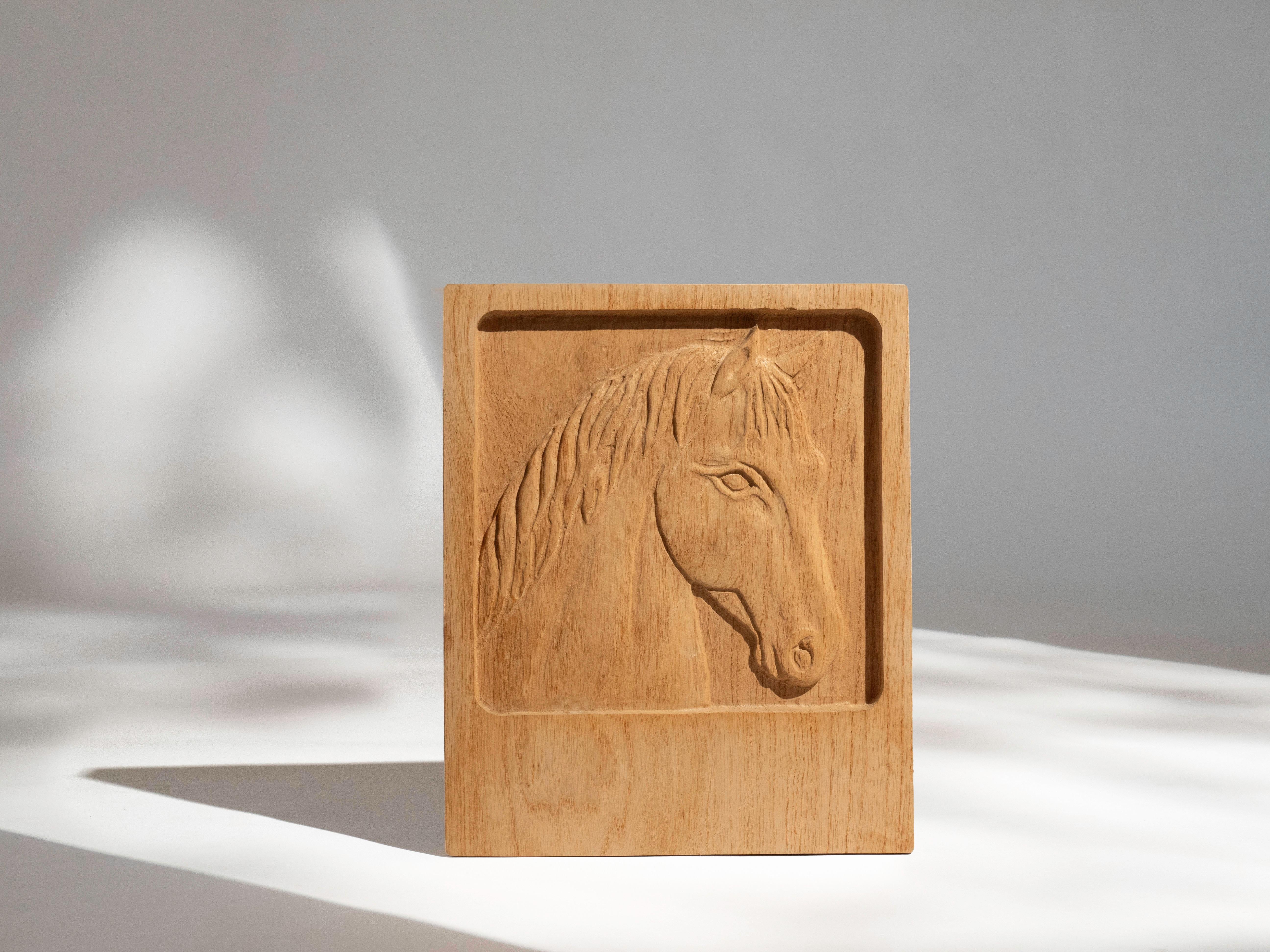 Americano Pannello in legno di Eveyln & Jerome Ackerman con scultura di cavallo in Oak per Era Industries, 197 in vendita