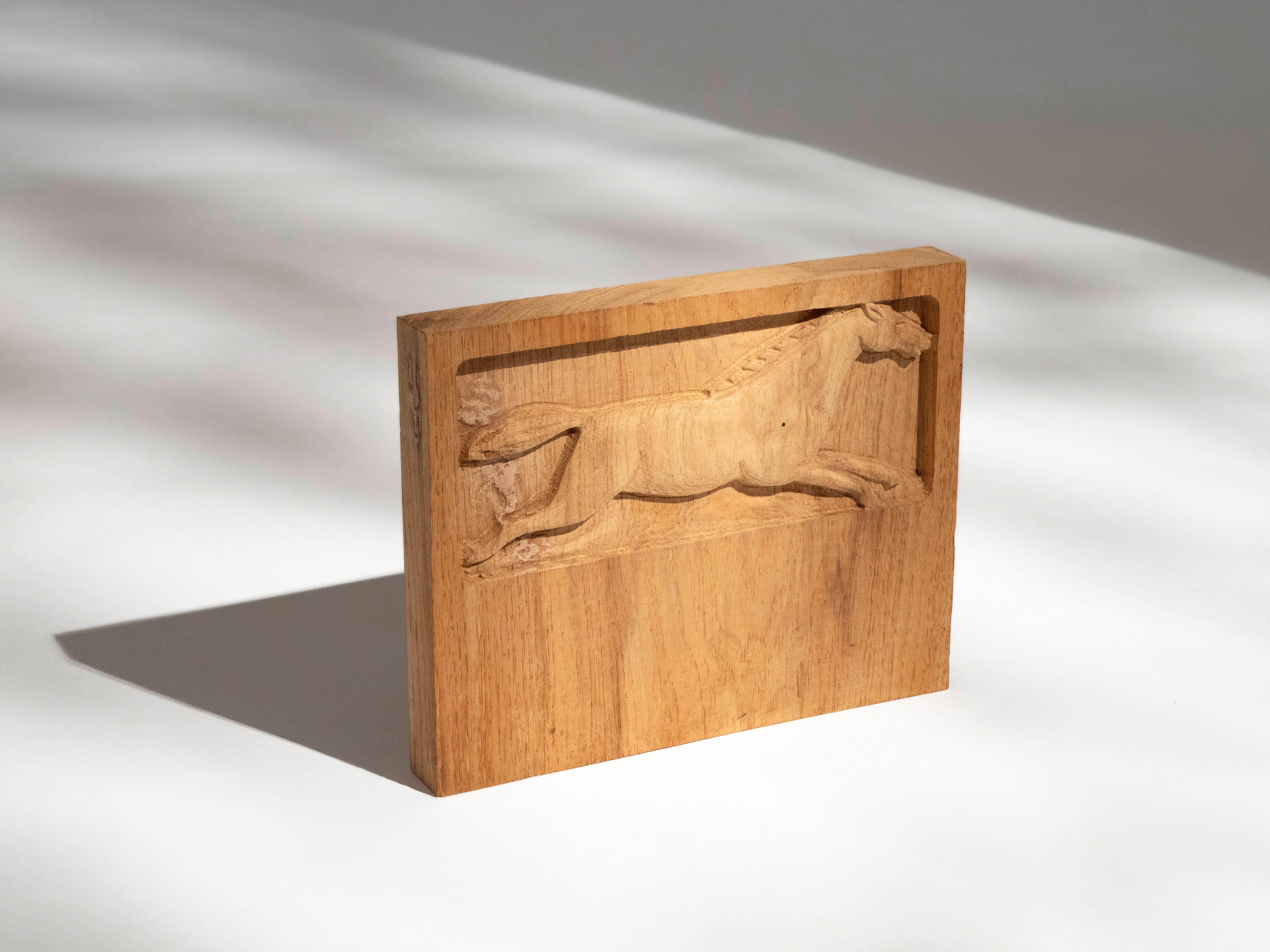 Pannello in legno di Eveyln & Jerome Ackerman con scultura di cavallo in Oak per Era Industries, 197 In condizioni buone in vendita a Los Angeles, CA