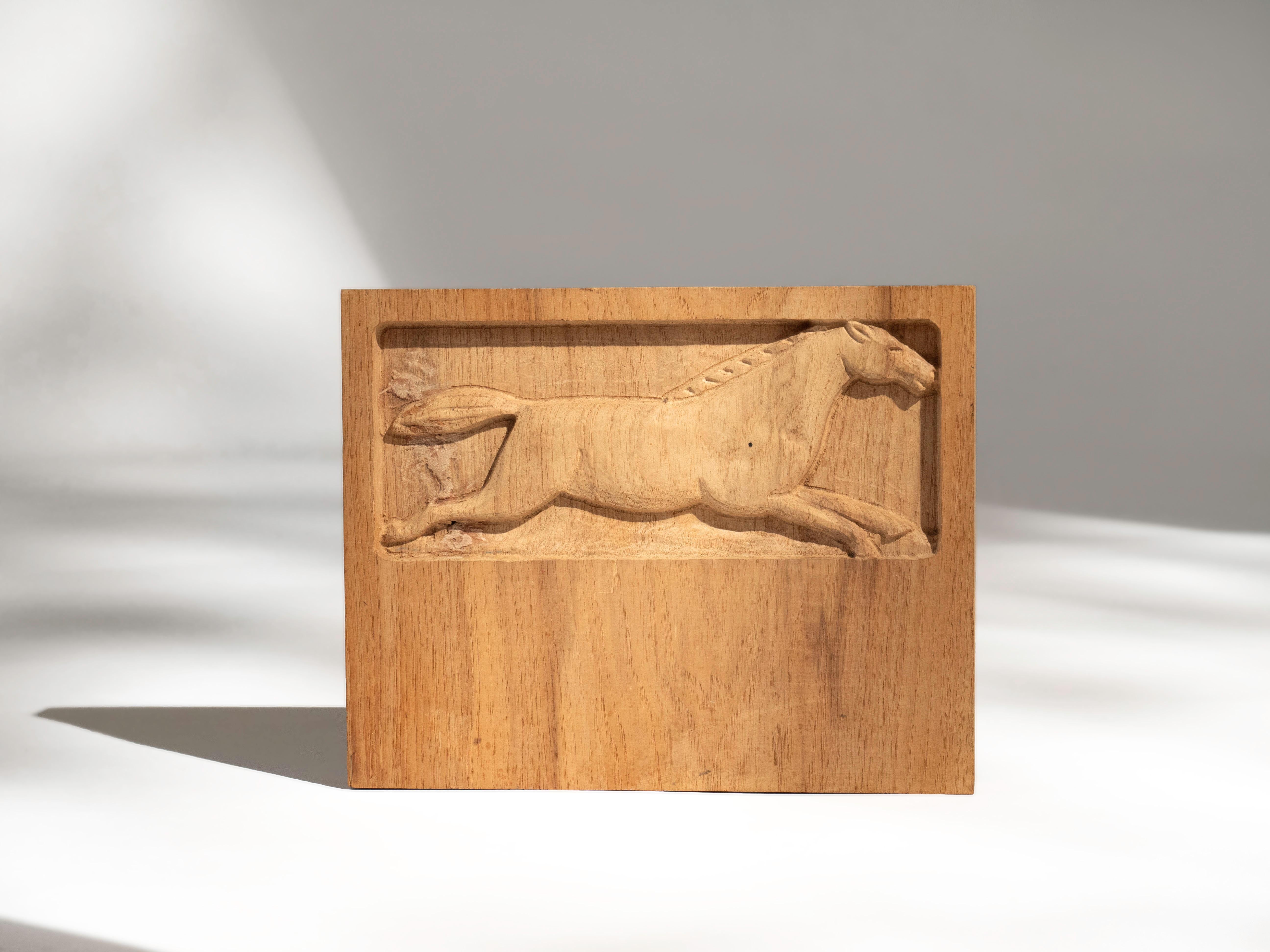 Legno massiccio Pannello in legno di Eveyln & Jerome Ackerman con scultura di cavallo in Oak per Era Industries, 197 in vendita