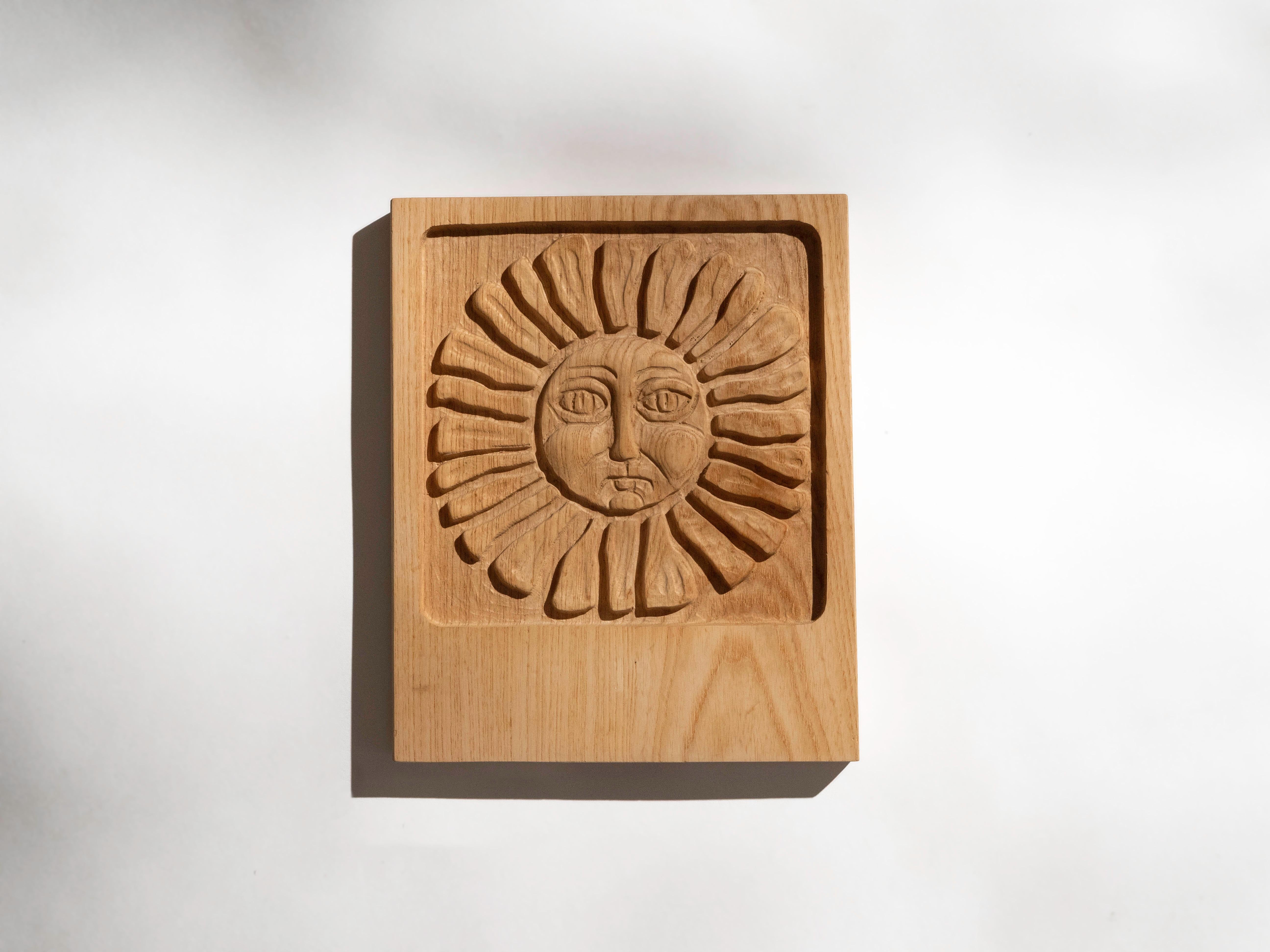 Cette pièce a été acquise directement auprès du studio d'Evelyn et Jerome Ackerman à Culver City, en Californie. Le panneau solaire sculpté par Evelyn témoigne d'un haut niveau d'artisanat. Il a été créé pour leur entreprise, Era Industries Inc. et