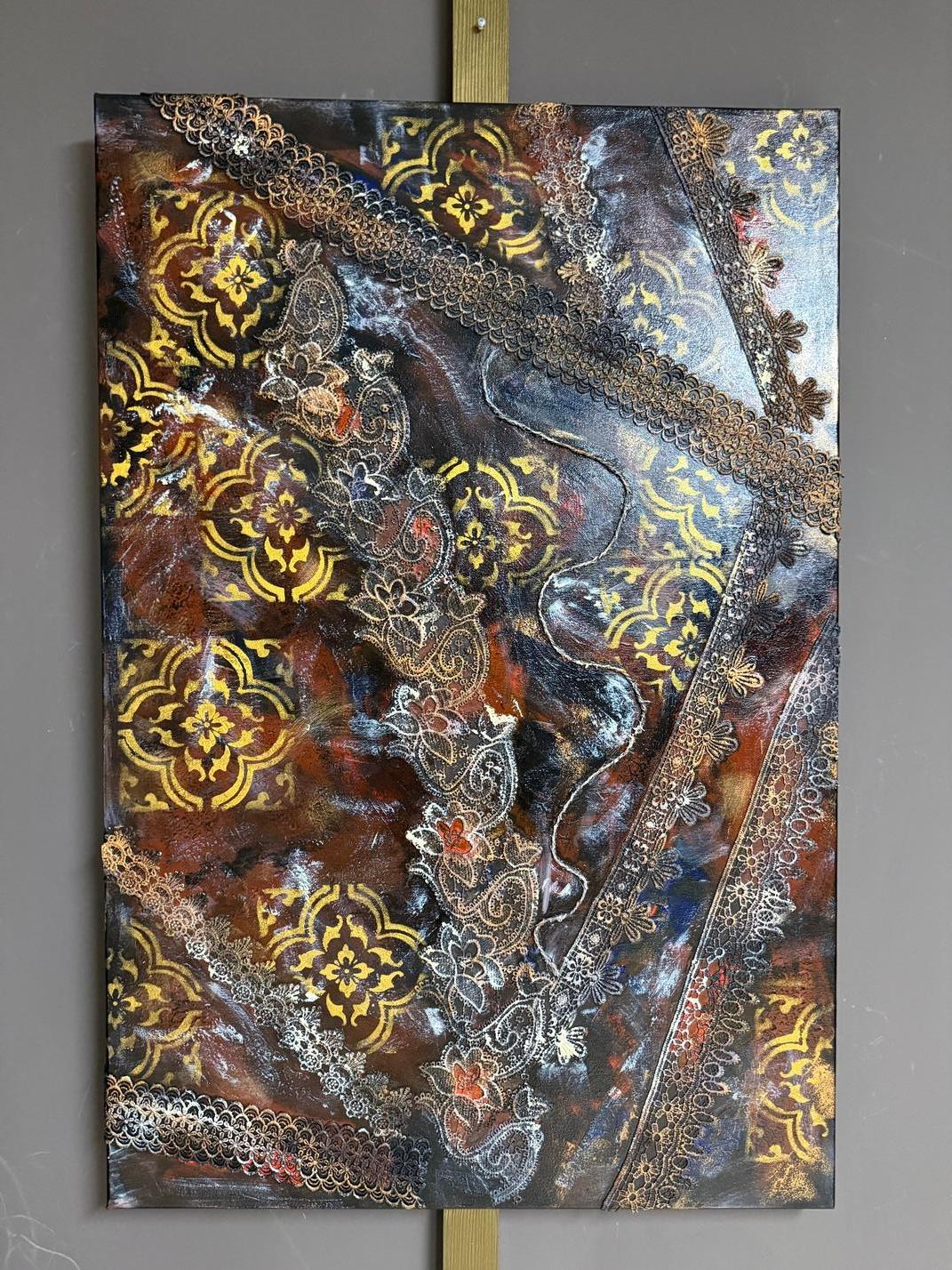 Dieses Kunstwerk ist eine fesselnde Verschmelzung komplizierter Muster und reicher Texturen, die sich durch ihre geometrische Komplexität und elegante Farbgebung auszeichnen. Dominiert von tiefen Brauntönen und leuchtenden Gelbtönen, zeigt das Stück