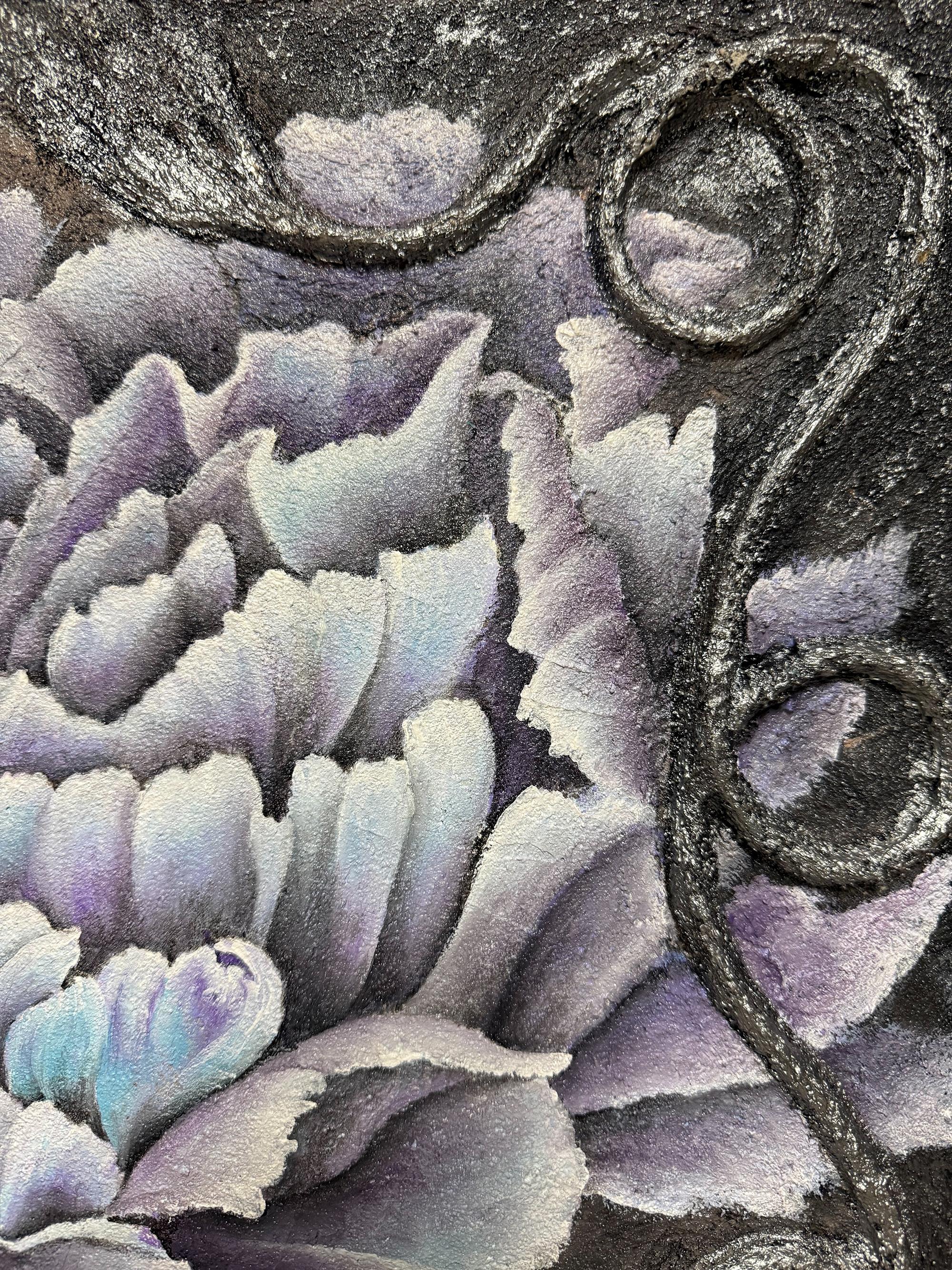 Cette œuvre d'art représente une fleur envoûtante, principalement une pivoine, habilement rendue dans une palette froide de mauves et de blancs atténués. Les pétales se déploient avec une gradation précise, créant une texture vivante qui semble