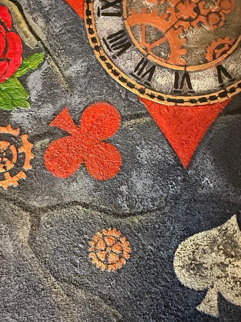 Auf einem dunklen, rissigen Hintergrund verflechten sich Spielkartensymbole mit verschlungenen Uhrwerkzahnrädern. In der Mitte hält ein rautenförmiges Motiv eine Vintage-Uhr, deren römische Ziffern und mechanische Teile den unaufhaltsamen Fluss der