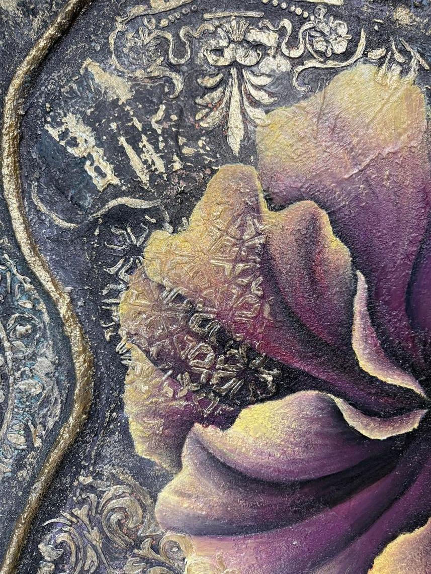 Dieses faszinierende Kunstwerk zeigt zwei große, farbenprächtige Blumen, die zentral auf einem reich strukturierten Hintergrund positioniert sind. Die Blütenblätter mit ihrem anmutigen Farbverlauf von tiefem Lavendel bis hin zu zartem Creme strahlen