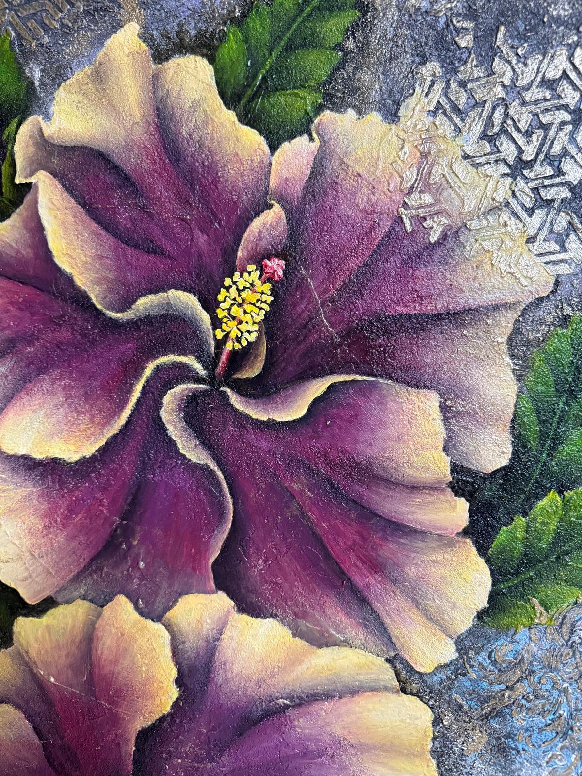 Quest'opera d'arte presenta un'impressionante raffigurazione di due fiori vivaci su uno sfondo intricato. I fiori, con petali dalle ricche sfumature di viola e bordi giallo crema, affascinano lo spettatore con i loro dettagli intricati e la loro