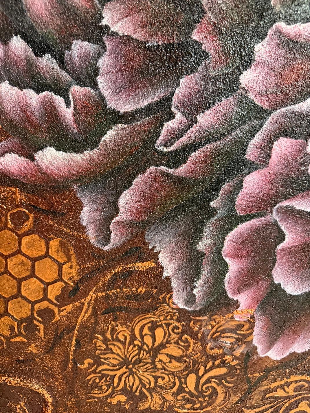 Quest'opera d'arte presenta una splendida rappresentazione di peonie rigogliose e in fiore, realizzata meticolosamente con un occhio di riguardo per i dettagli. I fiori vantano ricchi e profondi viola e rosa, i cui petali sono elegantemente