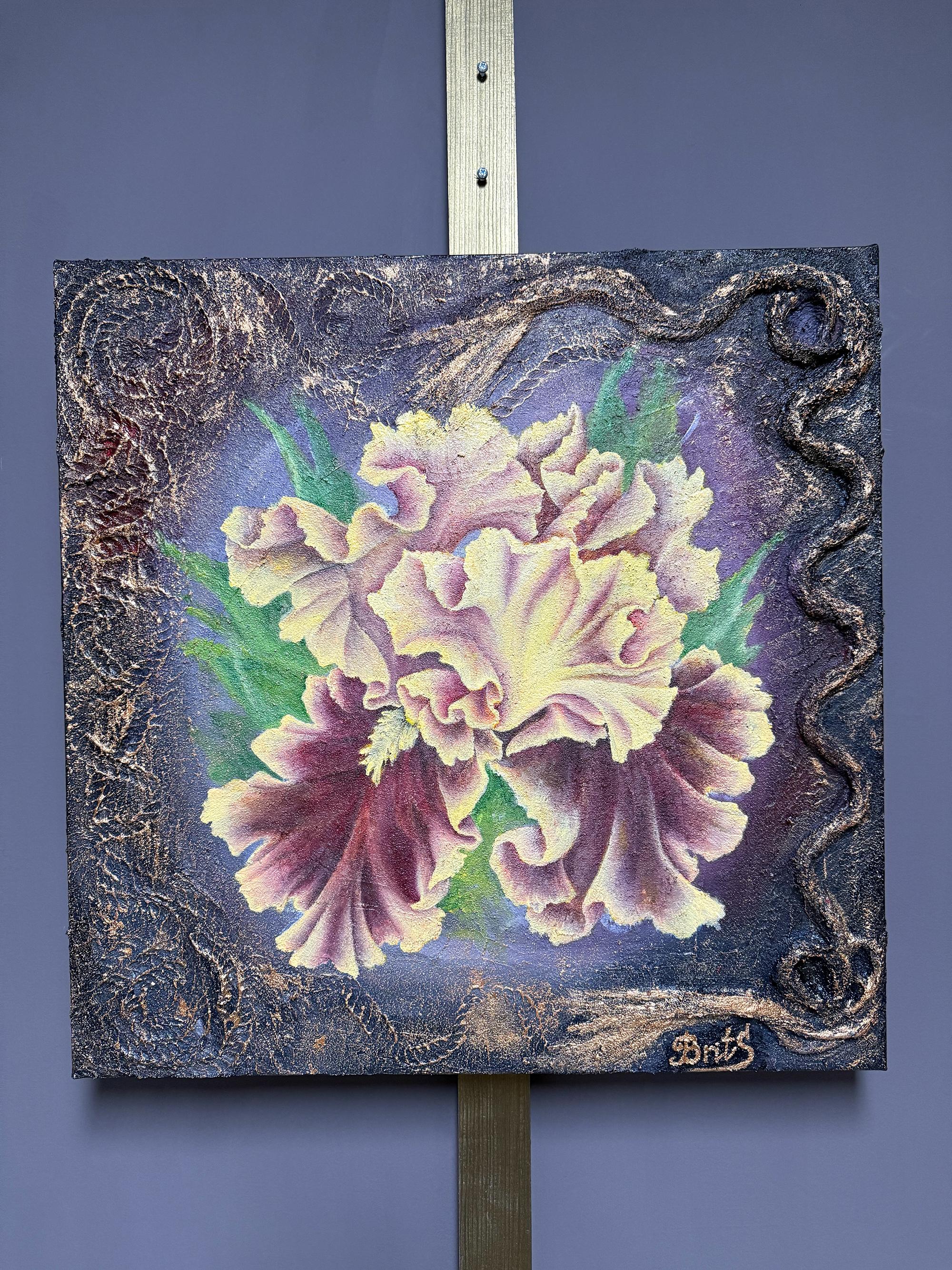 Questa accattivante opera d'arte presenta una composizione floreale ipnotica al centro, con petali intricati e dettagliati di viola pastello e gialli tenui, che emanano eleganza e vitalità. I fiori sono messi in risalto su un ricco sfondo viola,
