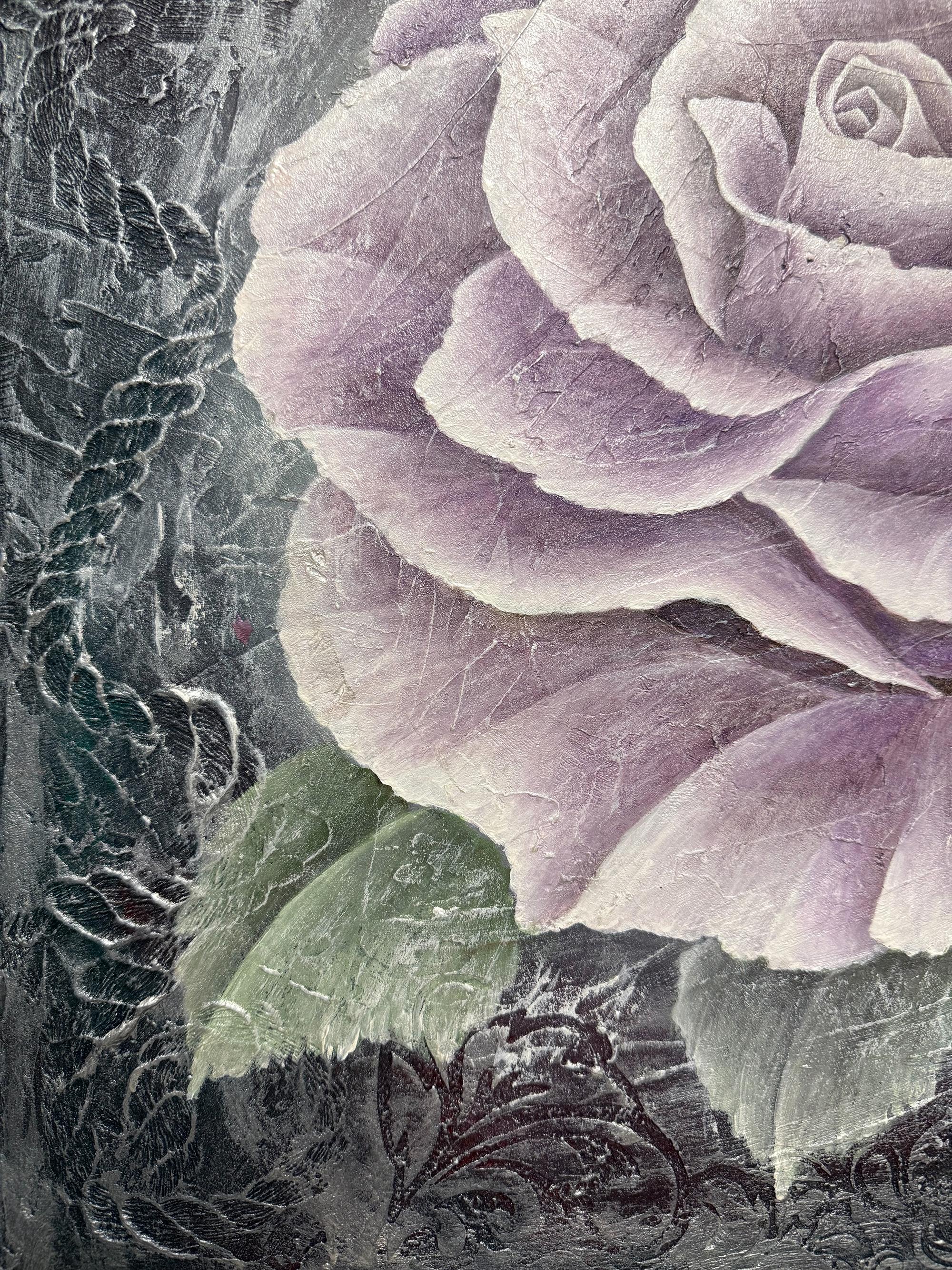 Quest'opera d'arte mostra un'ipnotica rosa viola, meticolosamente dettagliata con delicate ombreggiature che mettono in risalto gli intricati strati dei suoi petali. La rosa sembra sbocciare su uno sfondo elaborato, ricco di motivi vorticosi e