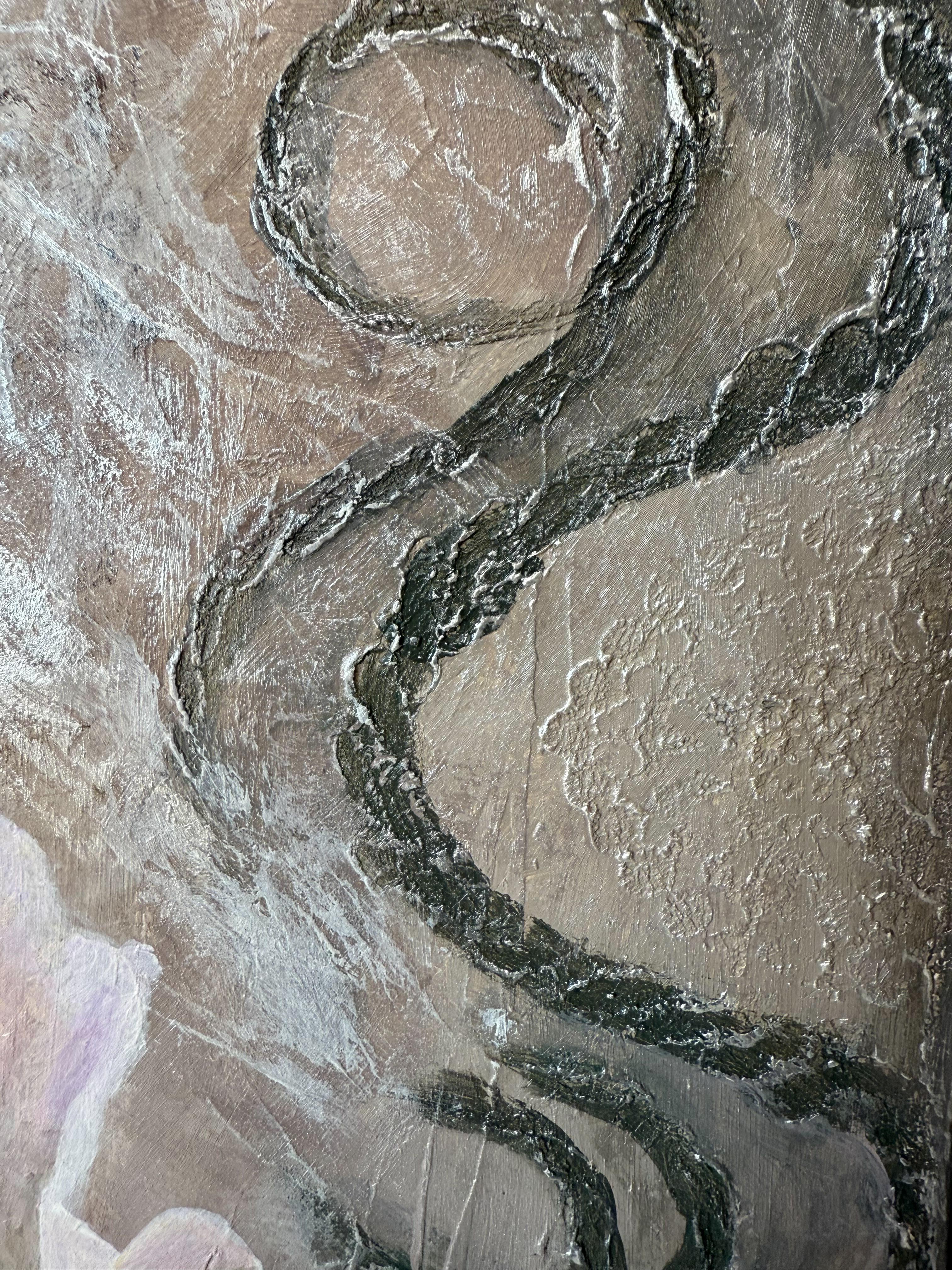 Quest'opera d'arte presenta un'accattivante composizione di tre rose dai dettagli intricati, i cui petali si dispiegano in tenui tonalità di rosa e crema. Lo sfondo, una miscela di grigi e bianchi tenui, esalta la presenza delicata e audace dei