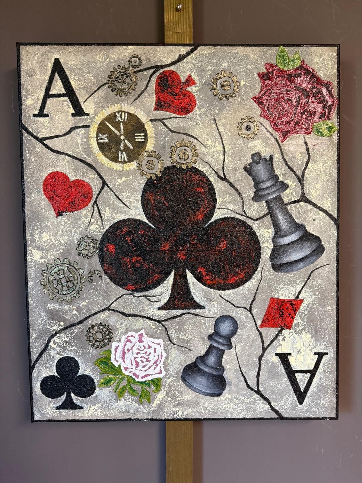 Ein dunkles Keulensymbol steht im Mittelpunkt einer rissigen, abgenutzten Oberfläche, umgeben von Zifferblättern, goldenen Zahnrädern und Rosen, die durch die Risse blühen. Die Schachfiguren stehen wie stumme Wächter da und weisen auf Strategie und