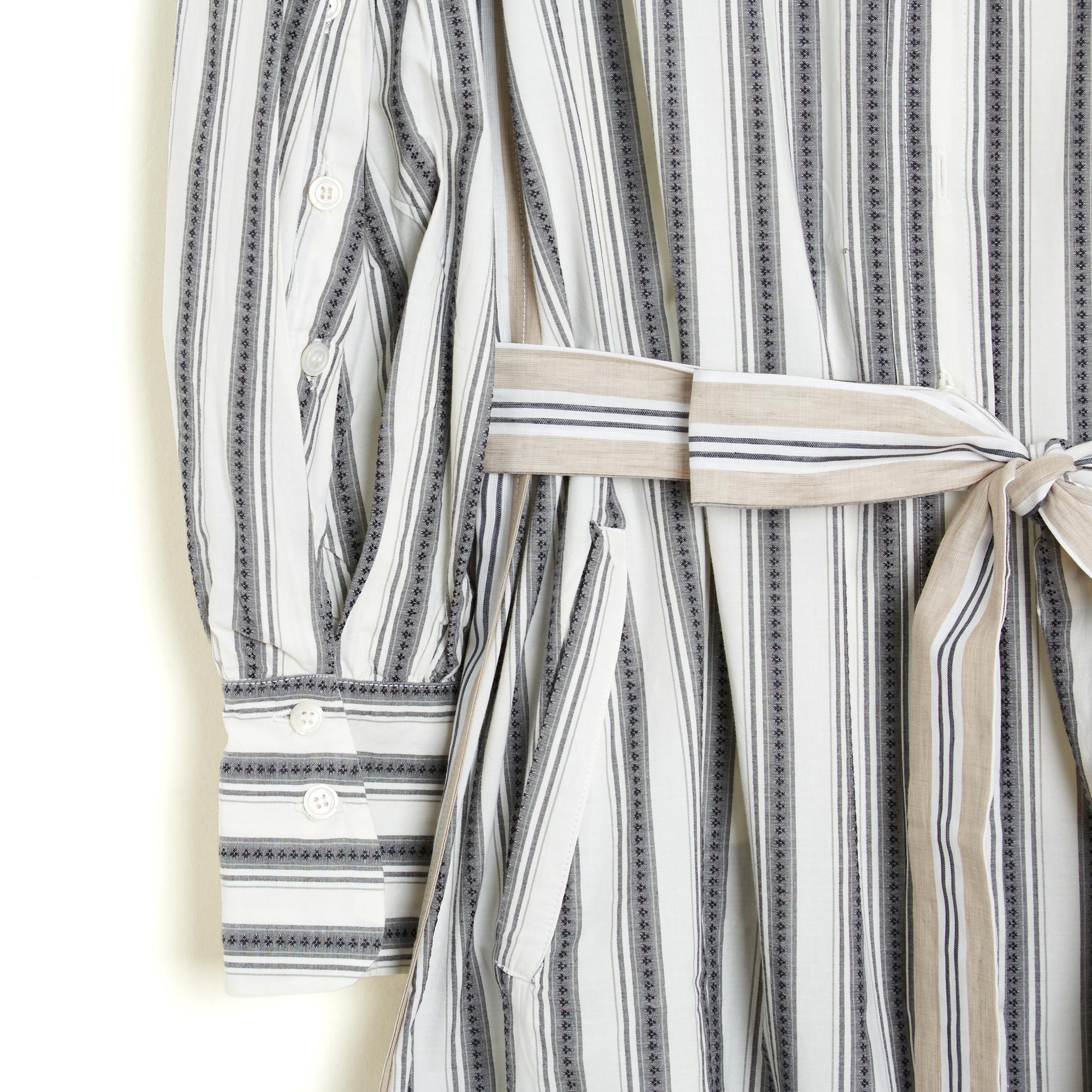 Vestido camisero Evi Grintela modelo Eliot Stripe colección Cruise 2022 de popelín de algodón blanco con rayas anchas grises, cuello clásico cerrado por botones en la parte delantera en toda la altura, cinturón desmontable en la cintura, forma