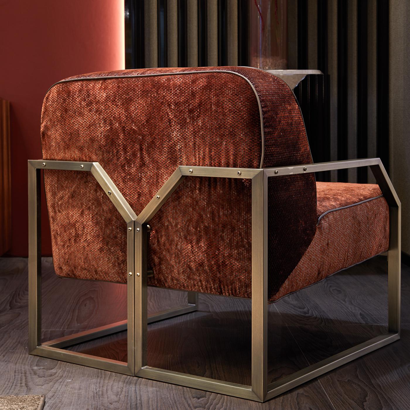 Create a sumptuous lounge atmosphere in a contemporary space with the Evie armchair. On a Minimalist base with a bronze finish, the chair is characterized by its deep and wide seat, inviting you in for a cozy evening. The plush armchair can be
