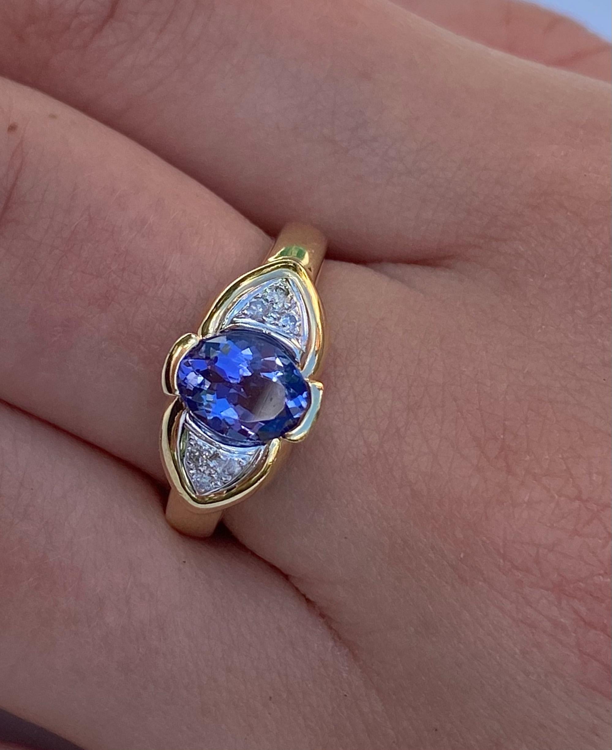 Dettagli:
A. Stone: Tanzanite
Peso della pietra centrale: 1.23 carati
A. Stone: Ovale
Colore della pietra: blu fiordaliso
✔ Origine della pietra: Tanzania
Anello: 14K, 0,15 carati di diamanti rotondi a taglio brillante
Diamanti: 0.15 Carati Taglio