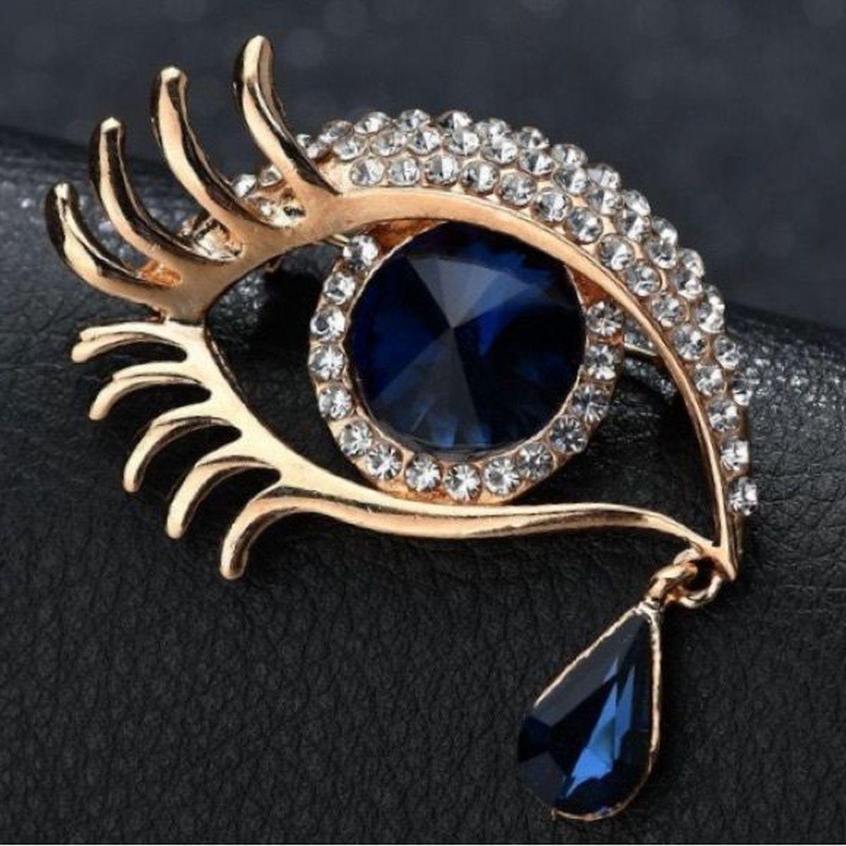 Semplicemente bello! Spilla a goccia con diamante e cristallo blu Malocchio d'epoca. Dimensioni approssimative: 1,8 pollici x 1,8 pollici, compreso il cristallo blu a goccia.  Più bello in tempo reale! Un pezzo che non mancherà di essere ammirato...
