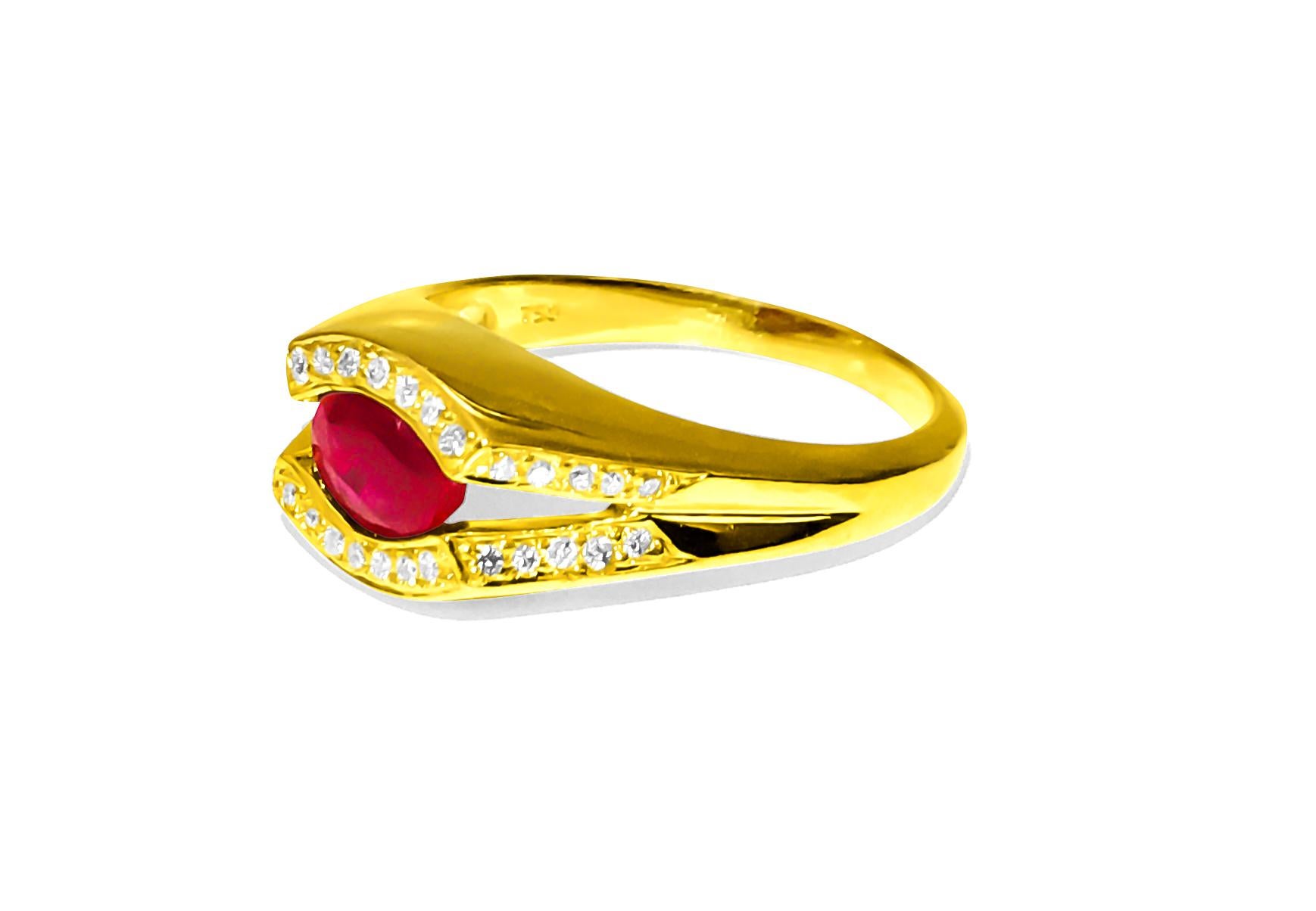 Dieser Ring ist aus glänzendem 18-karätigem Gelbgold gefertigt. Er ist mit einem schönen ovalen 2-Karat-Rubin aus Birma besetzt, der sicher an seinem Platz gehalten wird. Um den Rubin herum befinden sich 0,50 Karat Diamanten mit klarer Qualität (VS