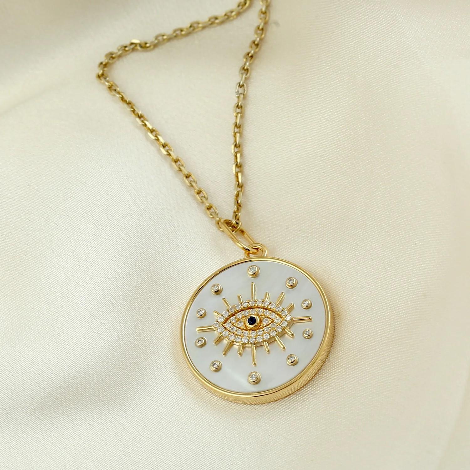 Moderne Collier pendentif médaillon avec breloque en or 14 carats et émail blanc et diamant œil maléfique  en vente
