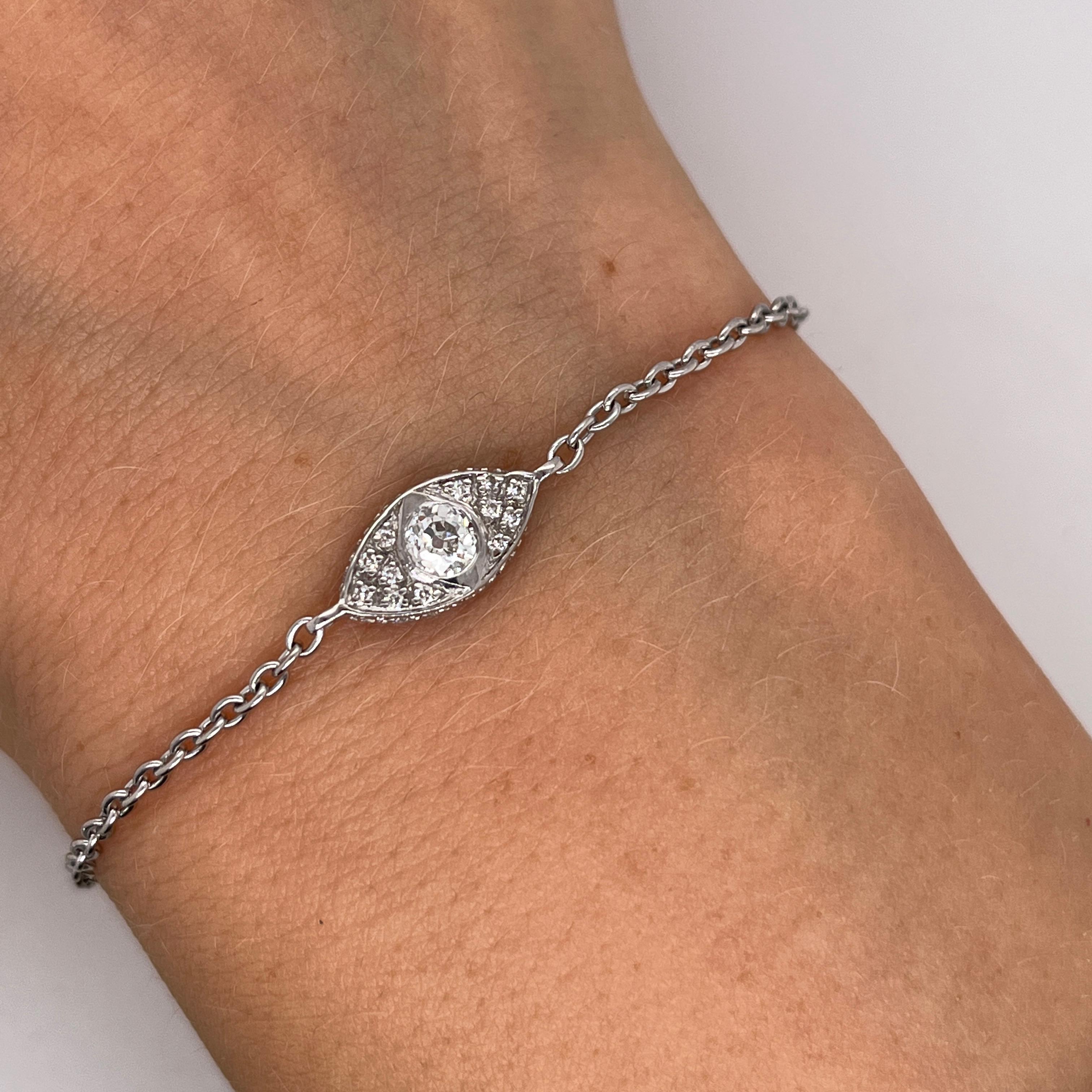 Bracelet en or blanc 18ct serti de diamants et d'un œil maléfique Excellent état - En vente à London, GB