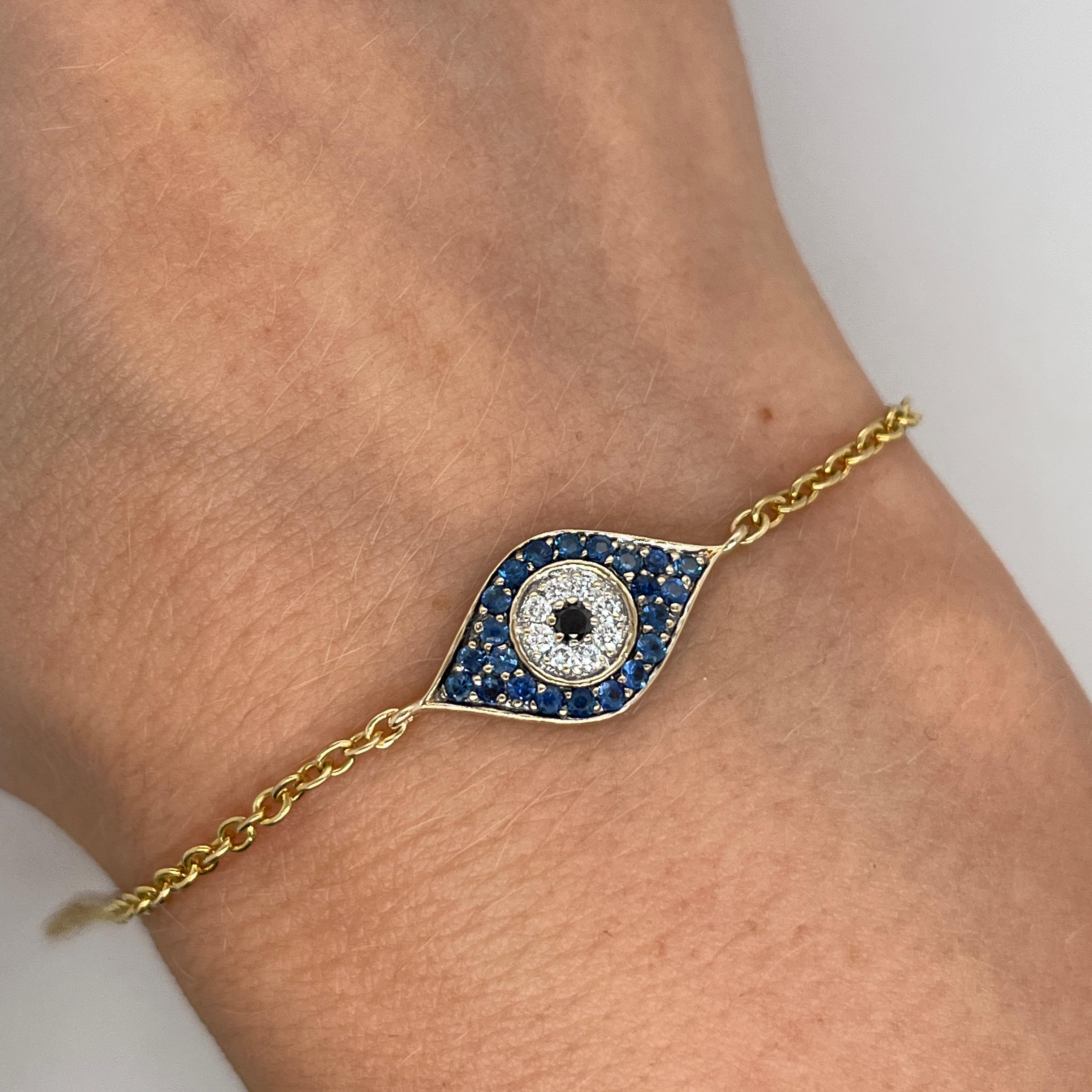 Ce bracelet du mauvais œil en or jaune 14ct est délicatement serti de diamants et de saphirs étincelants. Symbole de protection et d'éloignement de la négativité, le mauvais œil est un charme intemporel censé apporter la bonne fortune. 

Poids total