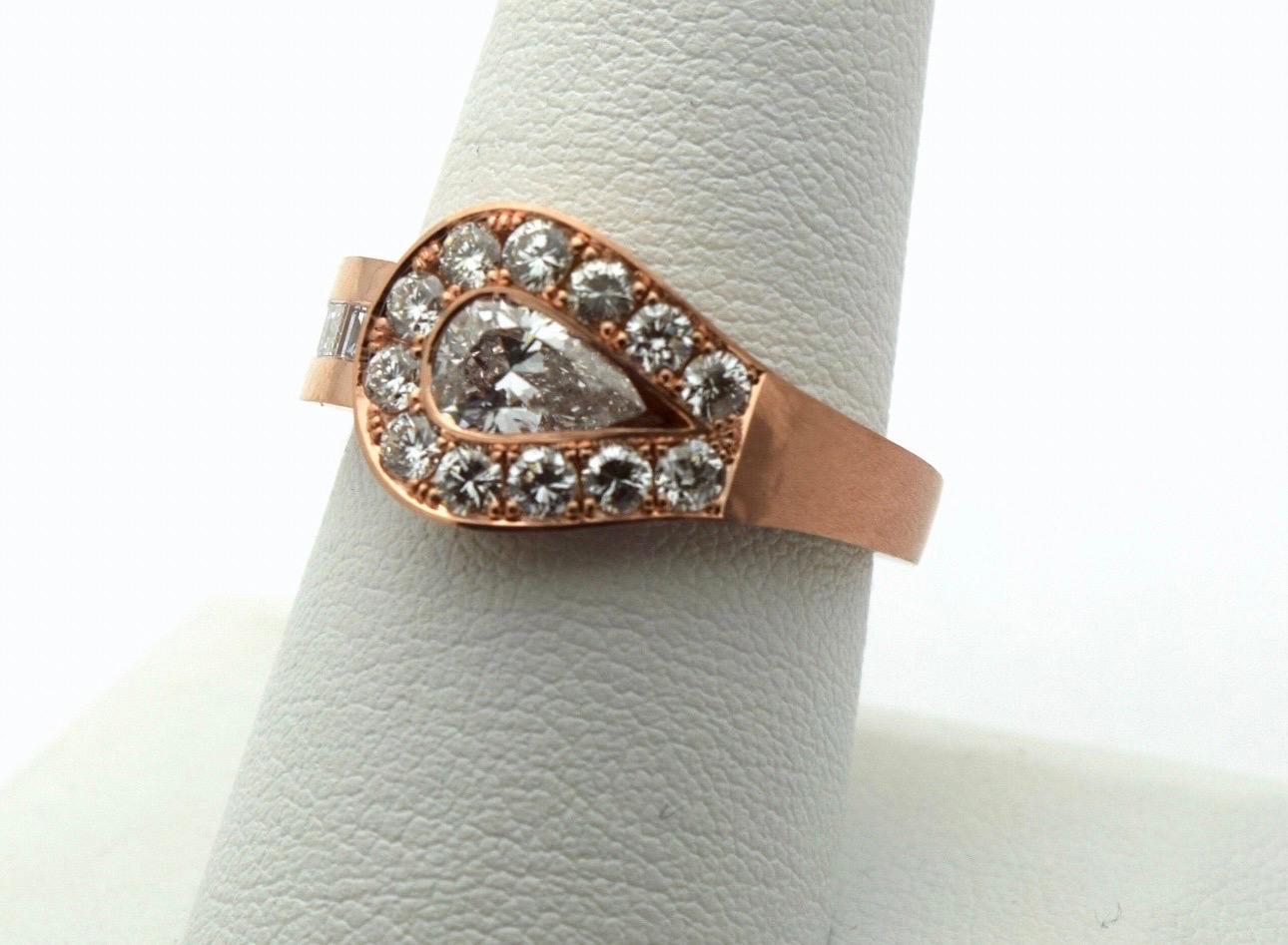 Taille brillant Bague Evil Eye en or rose 18 carats avec diamant en forme de poire en vente