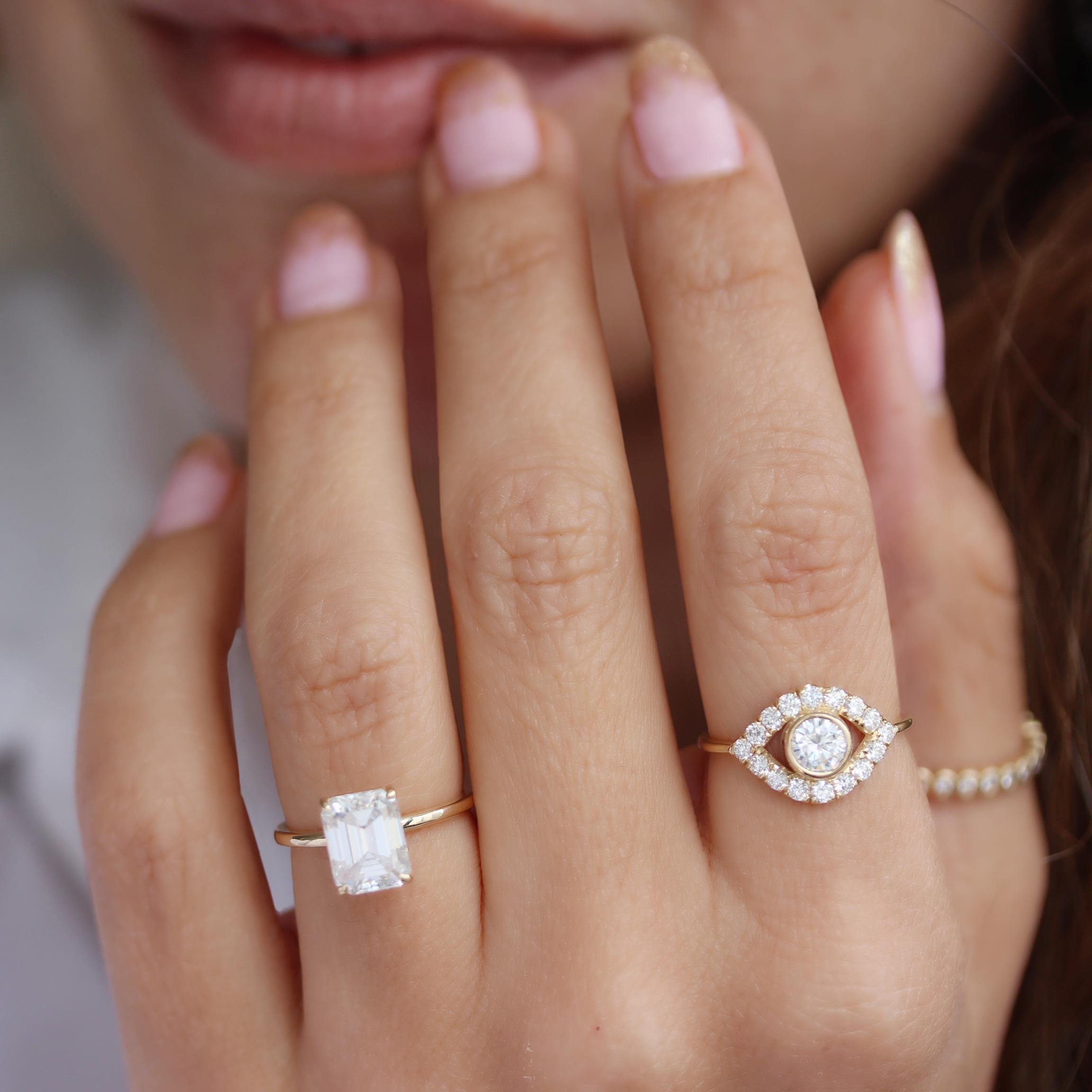 Magnifique bague en Moissanite et Diamant avec œil maléfique.
Le mauvais œil est un symbole de protection contre les énergies négatives, la jalousie et le mal.
Cette bague est fabriquée sur commande. 

Détails :
* Pierre centrale : Forever One