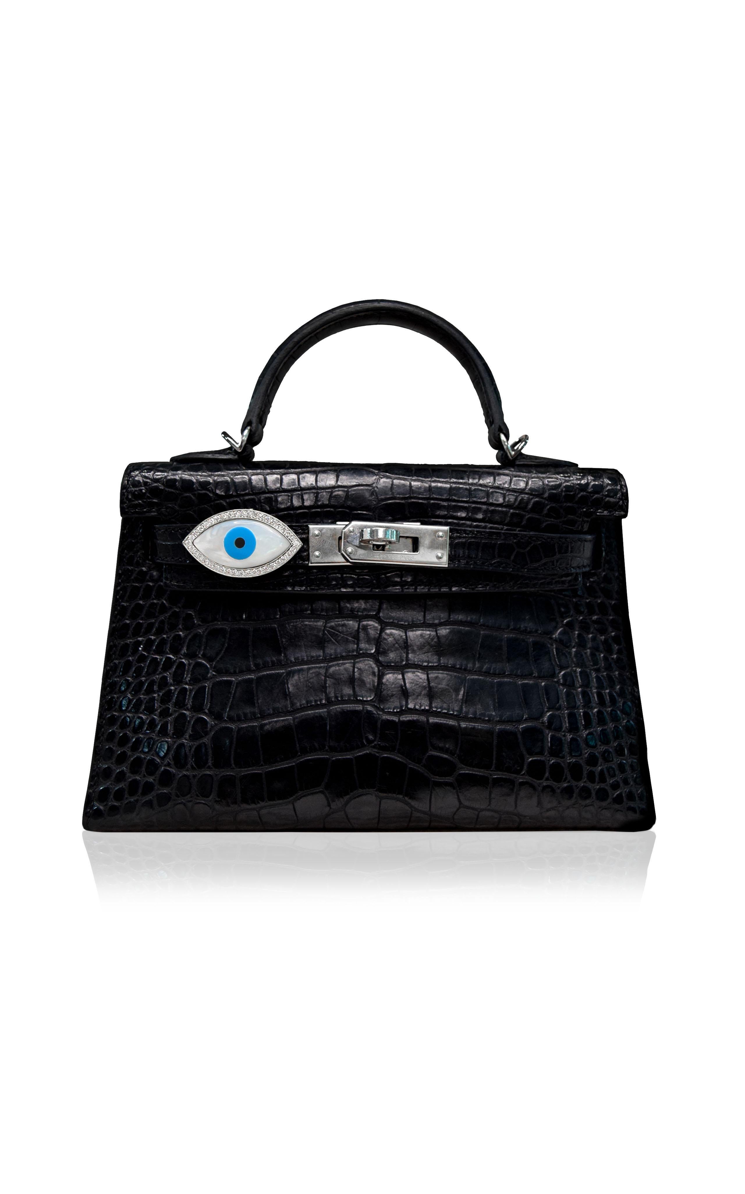 Where symbolism meets sophistication. The Evil Eye (Marquise) Bag Bijoux is a powerful talisman of protection and clarity, beautifully sculpted in your choice of 18K yellow, white, or rose gold. A sleek marquise silhouette glows with natural
