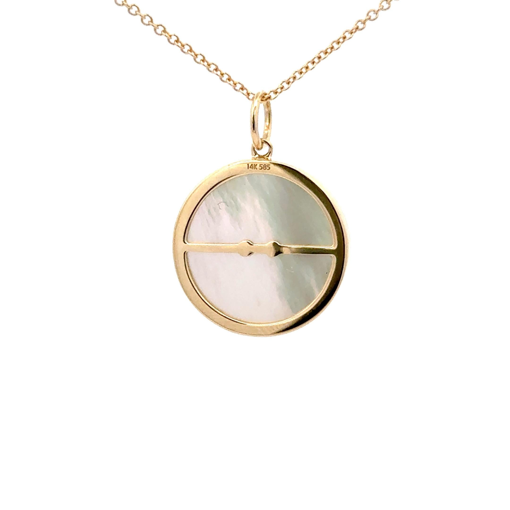 Taille ronde Pendentif en or jaune 14KT avec breloque en forme de disque en nacre et diamant 0.29 carats. en vente
