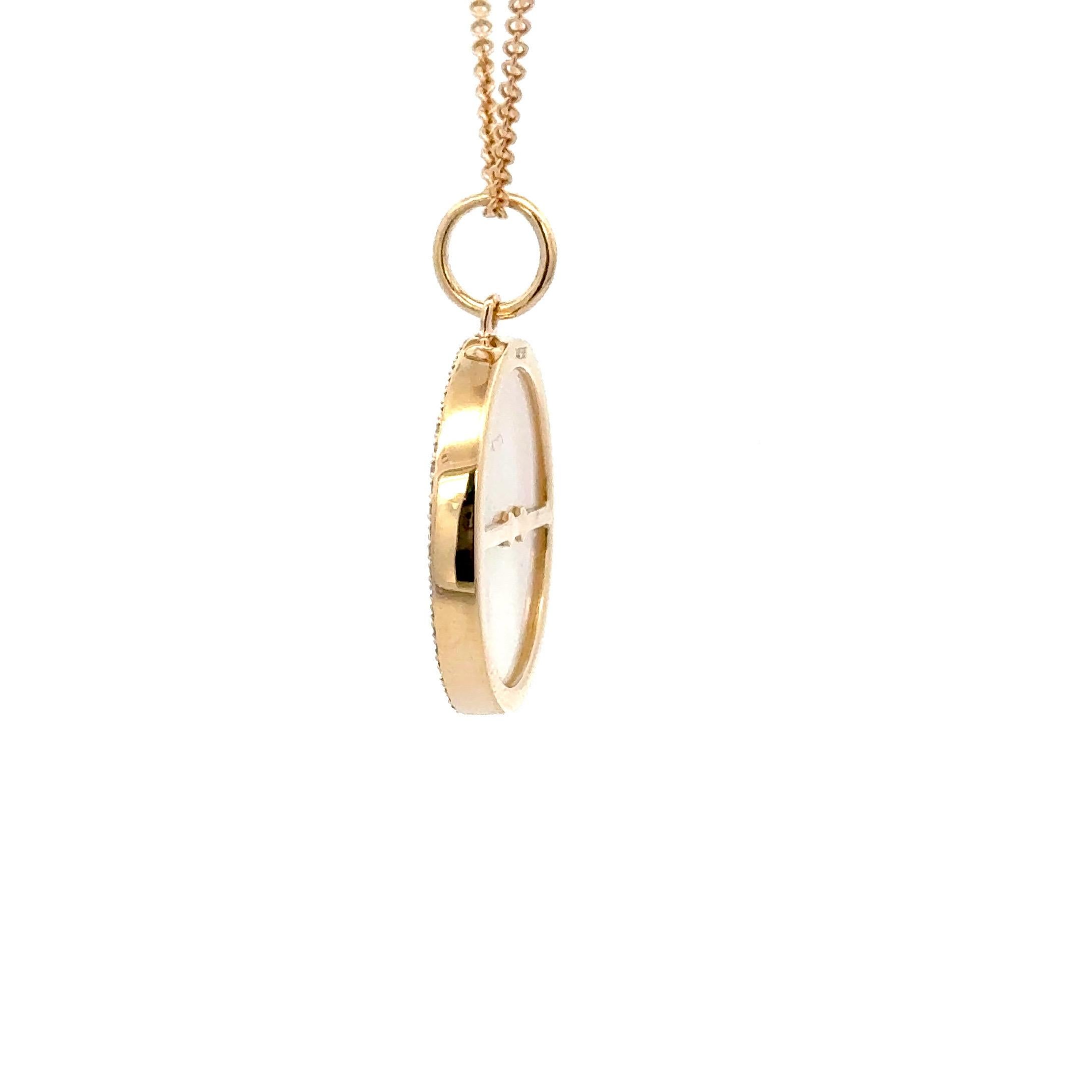 Pendentif en or jaune 14KT avec breloque en forme de disque en nacre et diamant 0.29 carats. Neuf - En vente à New York, NY