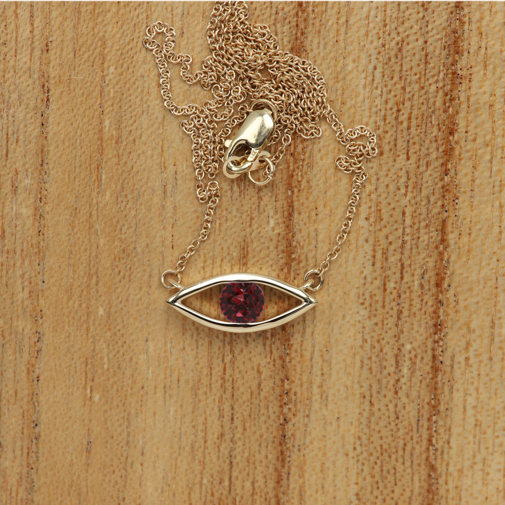 Taille ronde Collier Evil Eye en or 14 carats avec grenat et pierre de naissance rouge foncé de 0,50 carat en vente